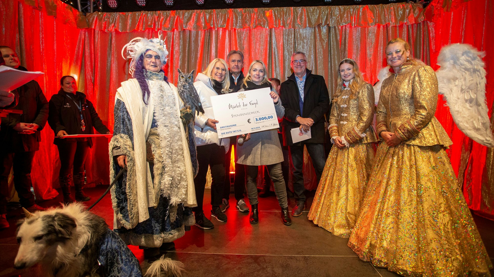 Britta und Herbert Putzmann (links) vom „Markt der Engel“ überreichen Julia Heinen den symbolischen Spendenscheck über 3000 Euro.