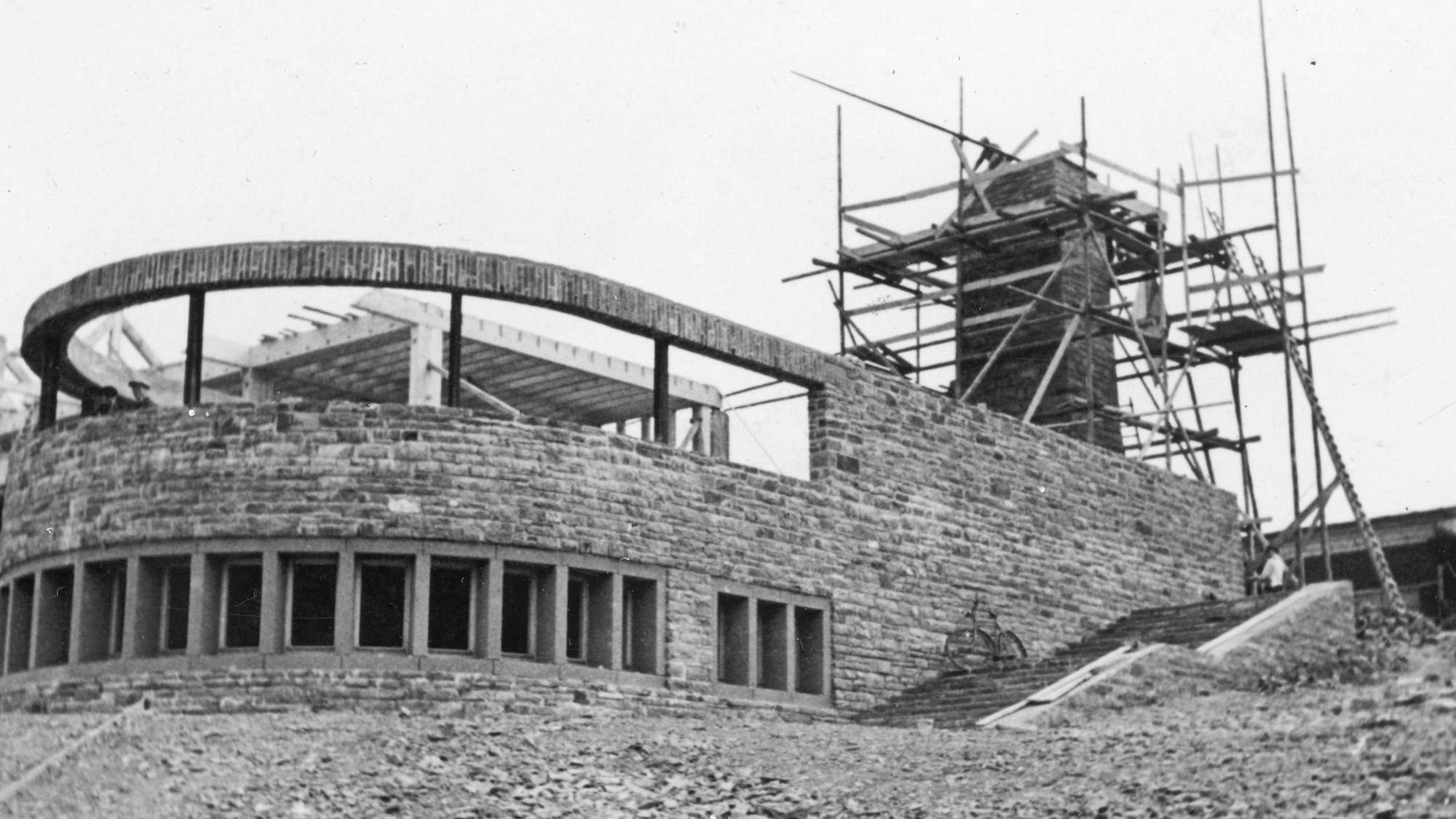 Diese Aufnahme zeigt den Rundbau der Burgschänke im Rohbau.
