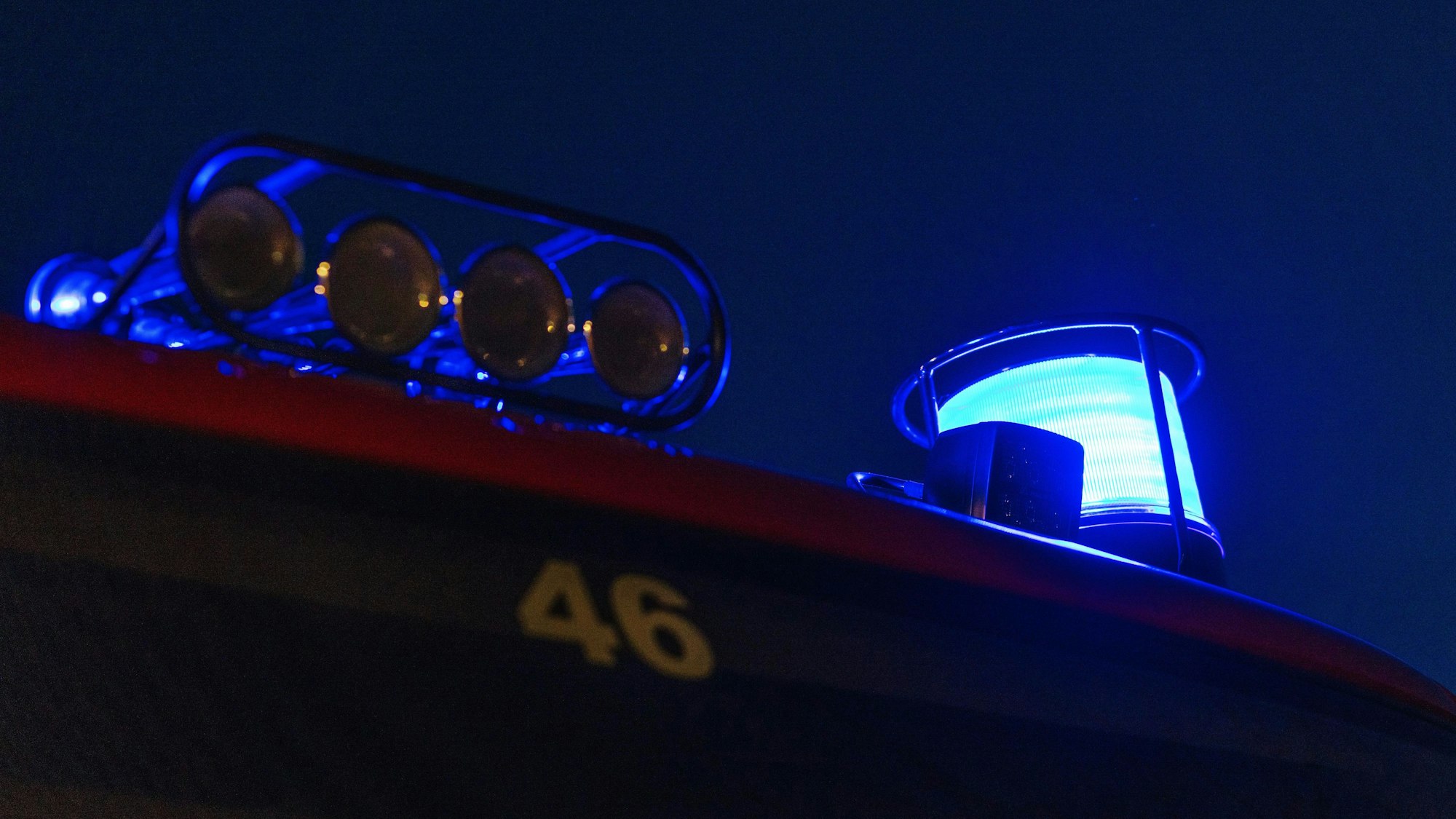 Ein Blaulicht ist auf einem Feuerwehr-Einsatzfahrzeug montiert.