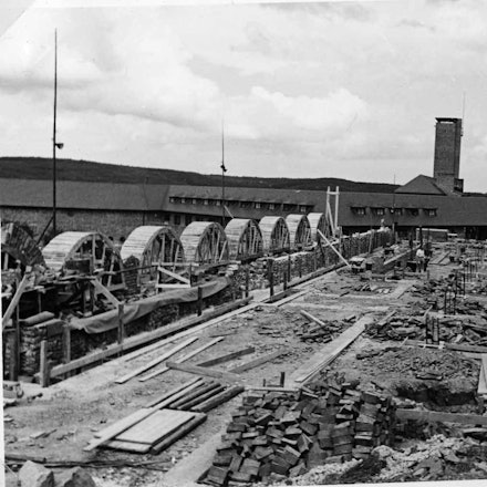 Das Foto zeigt, wie für den Bau der Burgschänke zunächst der Hang terrassiert wurde.
