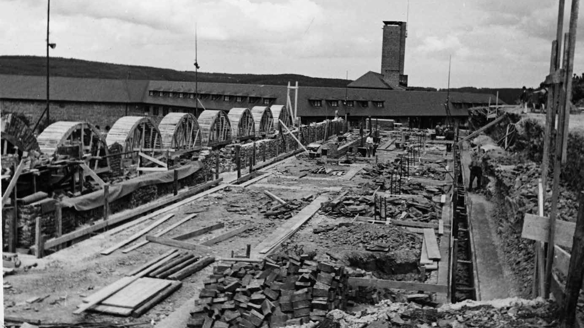 Das Foto zeigt, wie für den Bau der Burgschänke zunächst der Hang terrassiert wurde.
