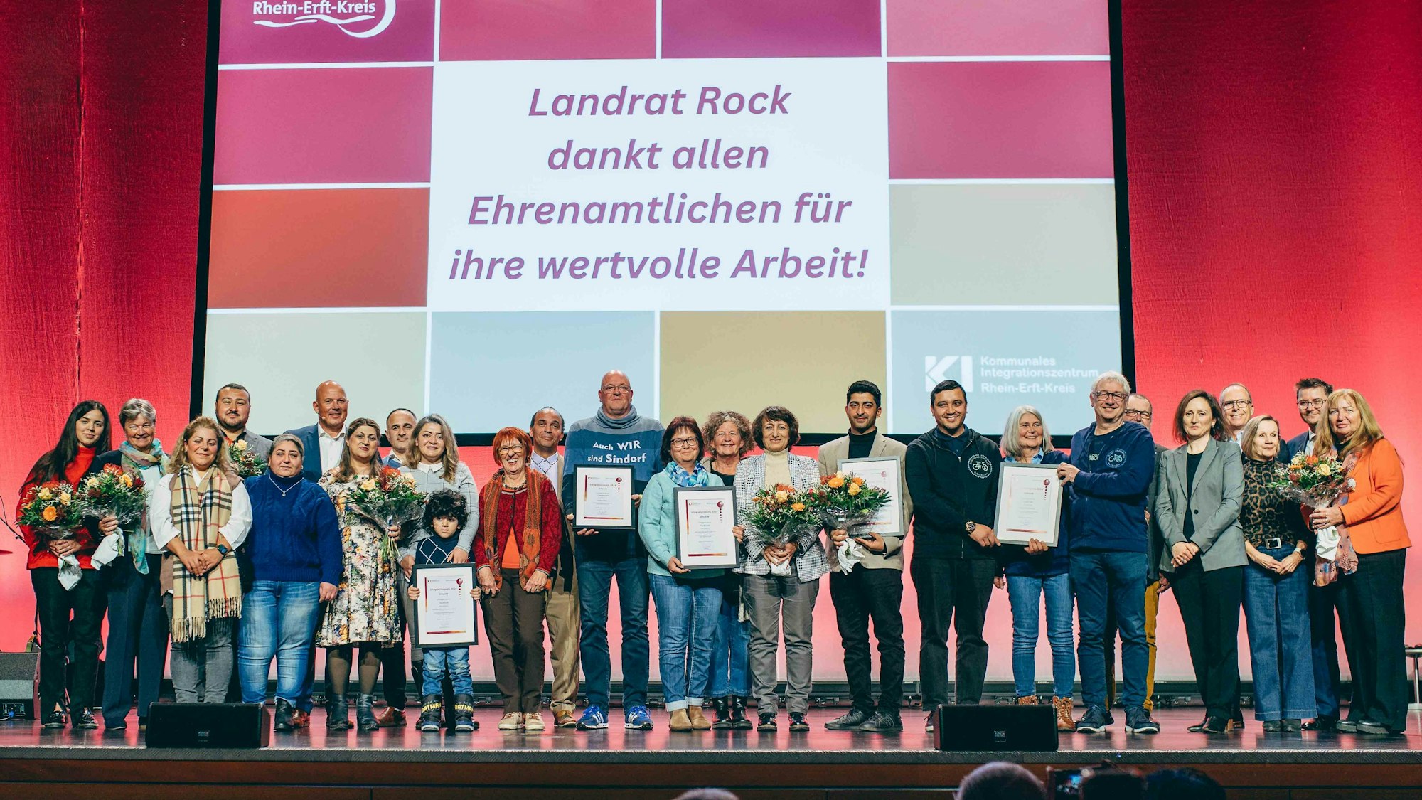 Gruppenfoto der ausgezeichneten Initiativen und Persönlichkeiten: Gemeinsam setzen sie ein Zeichen für gelebte Integration und Solidarität.
