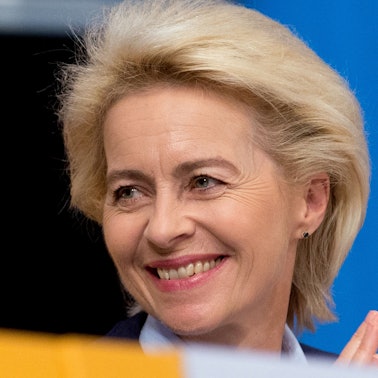 Ursula von der Leyen, Präsidentin der Europäischen Kommission, steht im Gebäude des Europäischen Parlaments und spricht. (Archivbild)