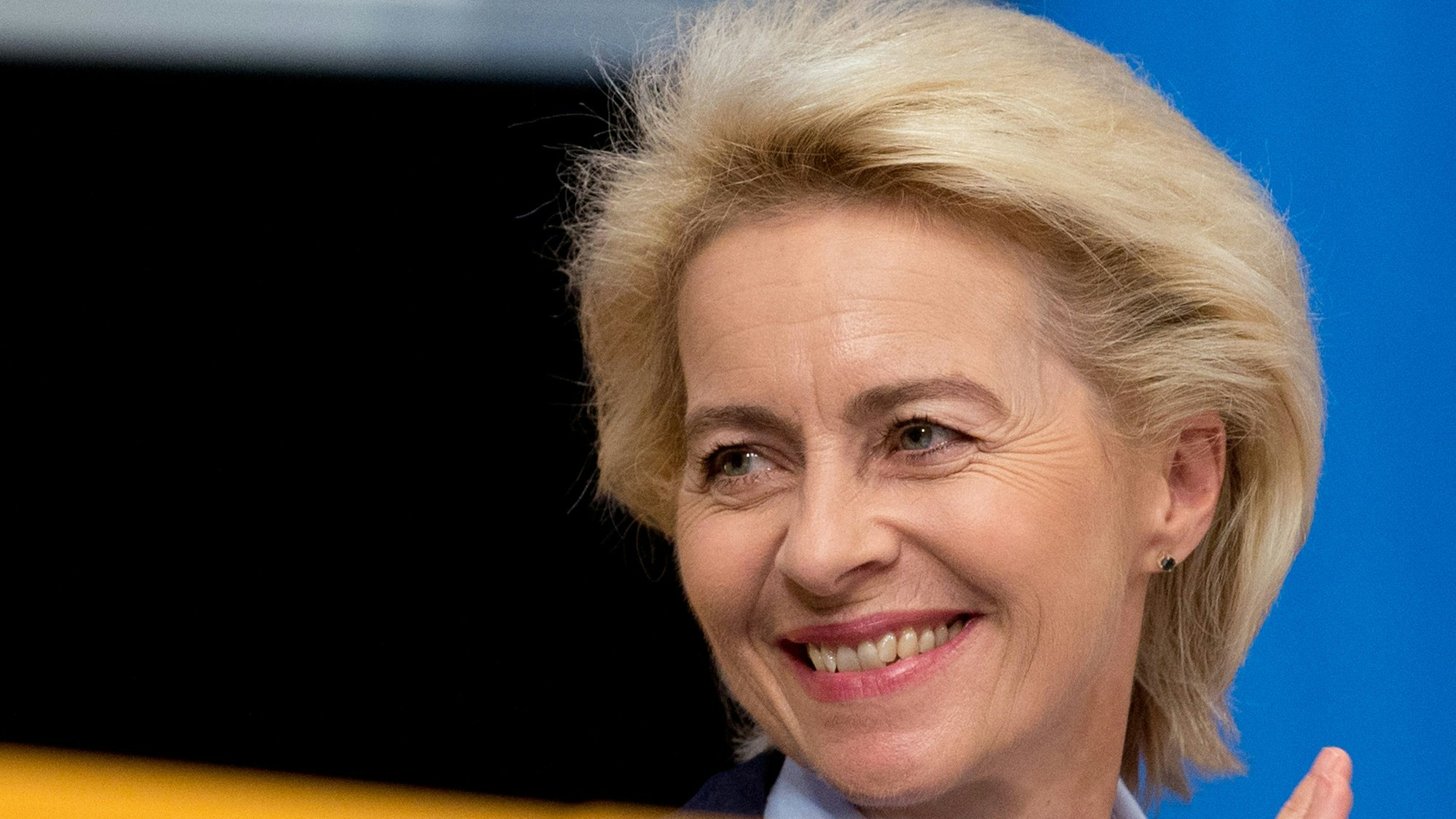 Ursula von der Leyen, Präsidentin der Europäischen Kommission, steht im Gebäude des Europäischen Parlaments und spricht. (Archivbild)