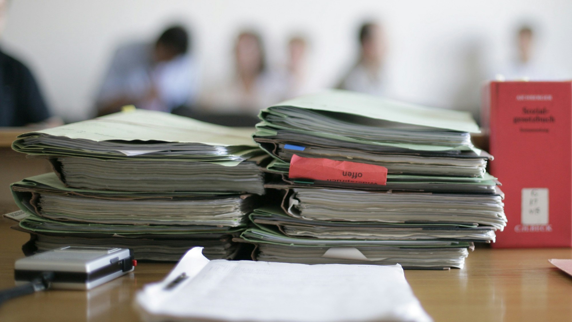 Aktenordner liegen zu Beginn einer Verhandlung auf dem Tisch.