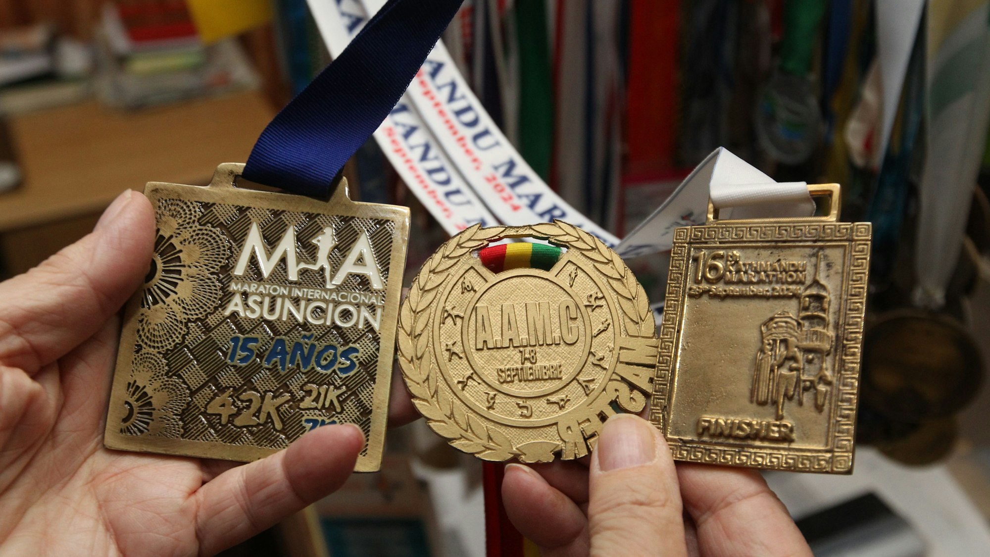 Die letzten drei Teilnehmer-Plaketten aus Paraguay, Bolivien und Nepal.