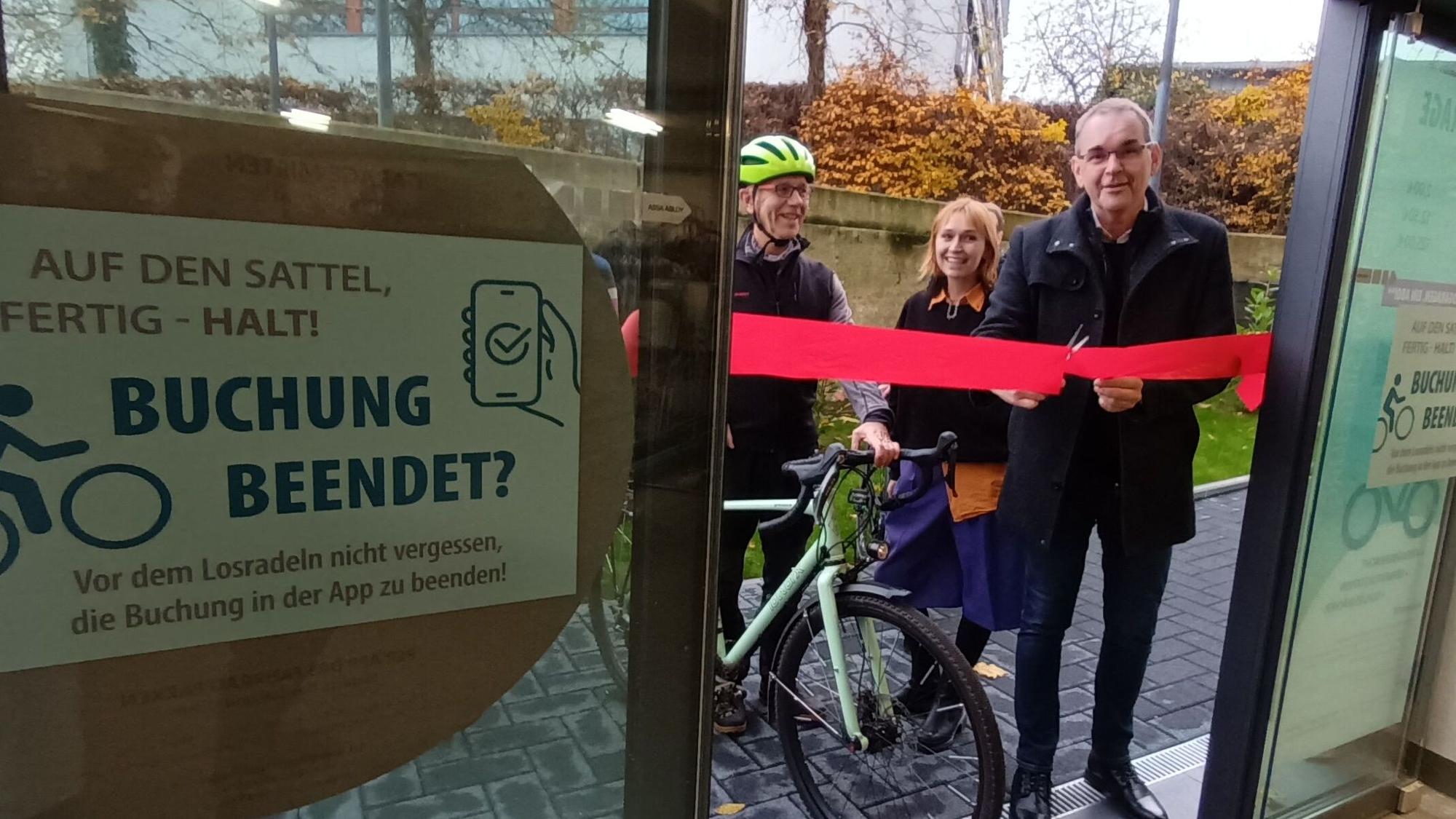 Ein Tür mit rotem Band und eine Gruppe Menschen