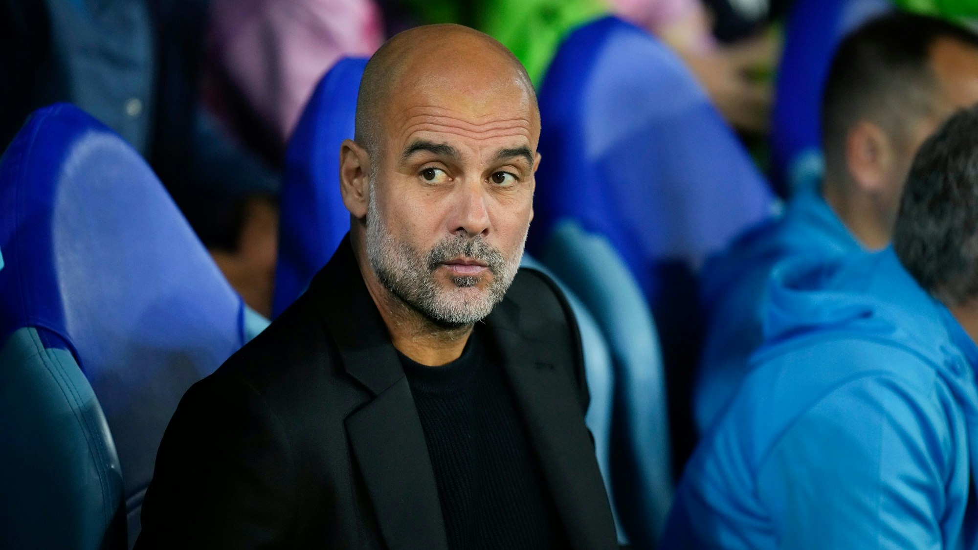 ARCHIV - 01.10.2024, Slowakei, Bratislava: Fußball: Champions League, Slovan Bratislava - Manchester City, Vorrunde, 2. Spieltag, im Narodny Futbabalovy Stadion: Pep Guardiola, Trainer von Manchster City, verfolgt das Spiel. (zu dpa: «Bericht: Guardiola bleibt Trainer bei Manchester City») Foto: Petr Josek/AP/dpa +++ dpa-Bildfunk +++