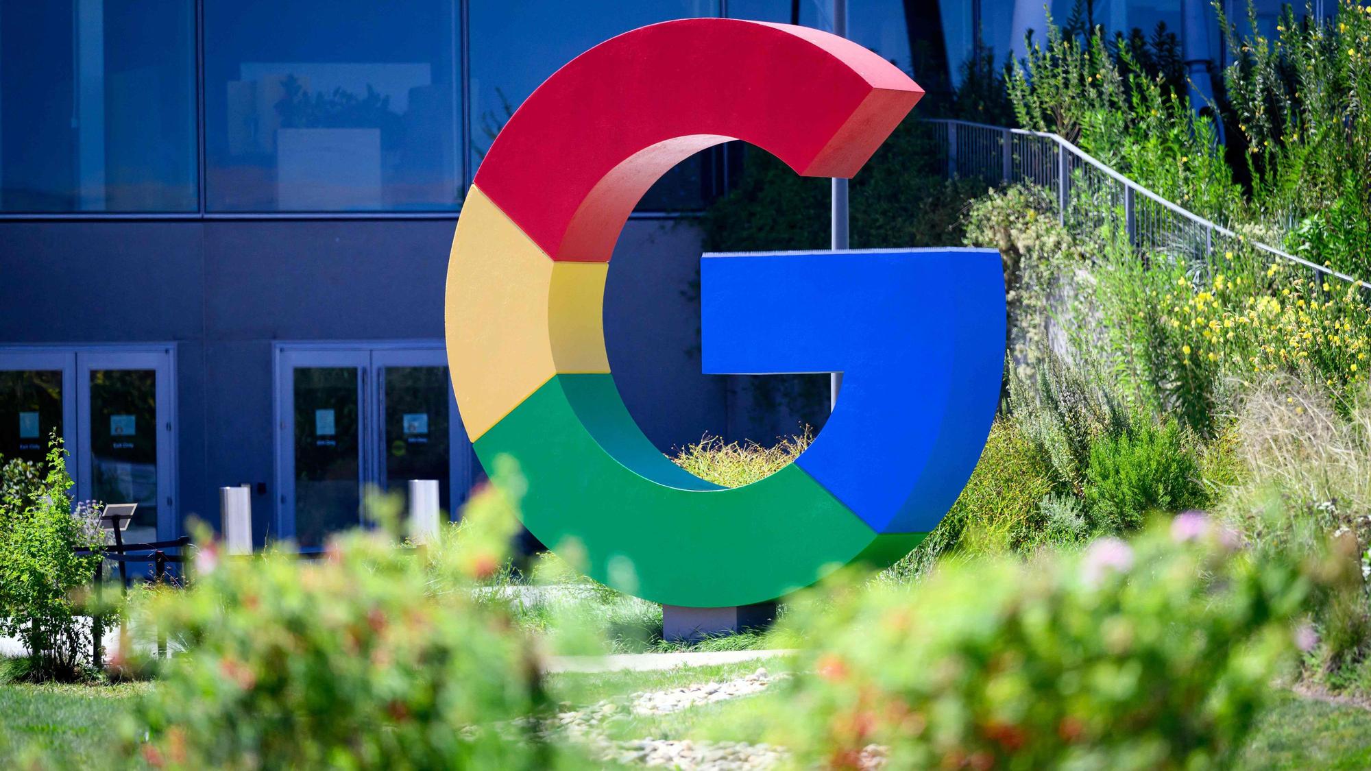 Das stilisierte Google-Logo vor der Firmenzentrale in Kalifornien.