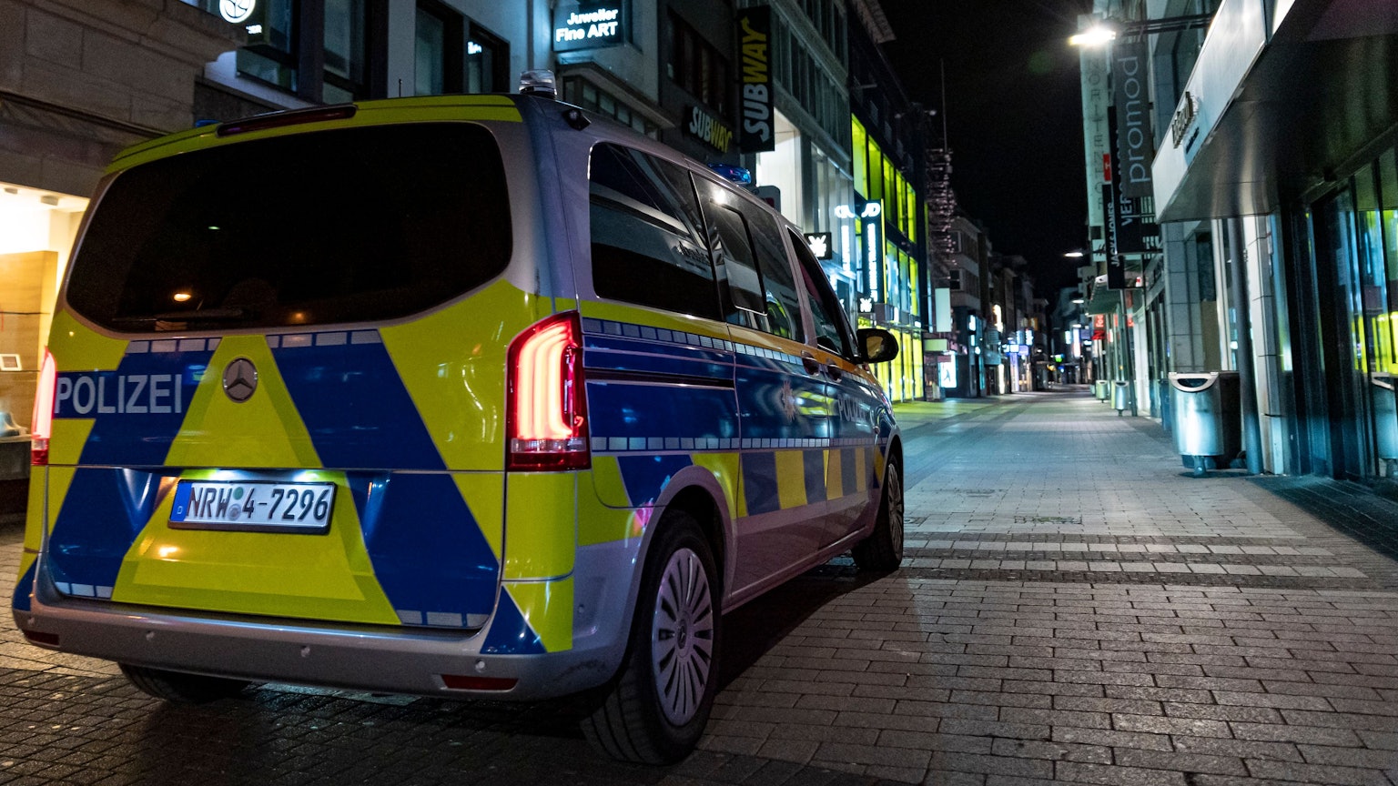 Ein Streifenwagen steht in einer Fußgängerzone. (Symbolbild)