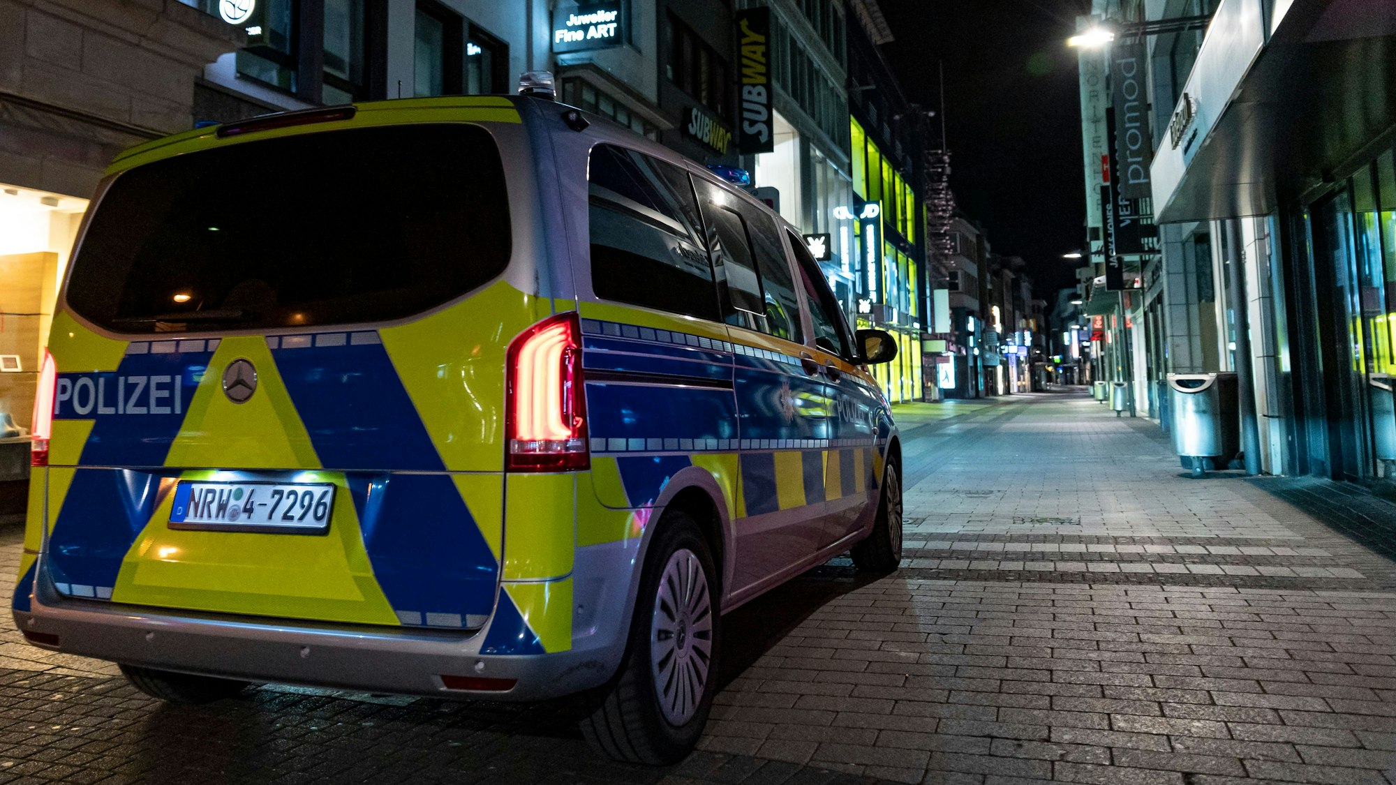 Ein Streifenwagen steht in einer Fußgängerzone. (Symbolbild)