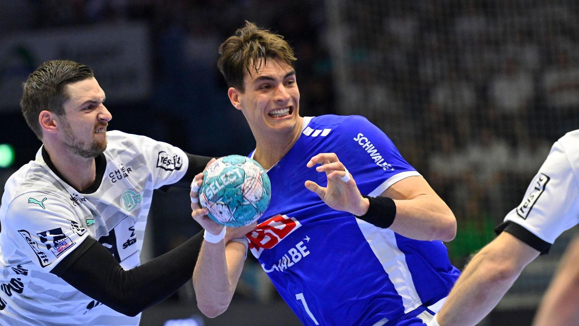 VfL-Kapitän Julian Köster will sich mit dem Ball durchsetzen, der Kieler Hendrik Pekeler will ihn daran hindern.