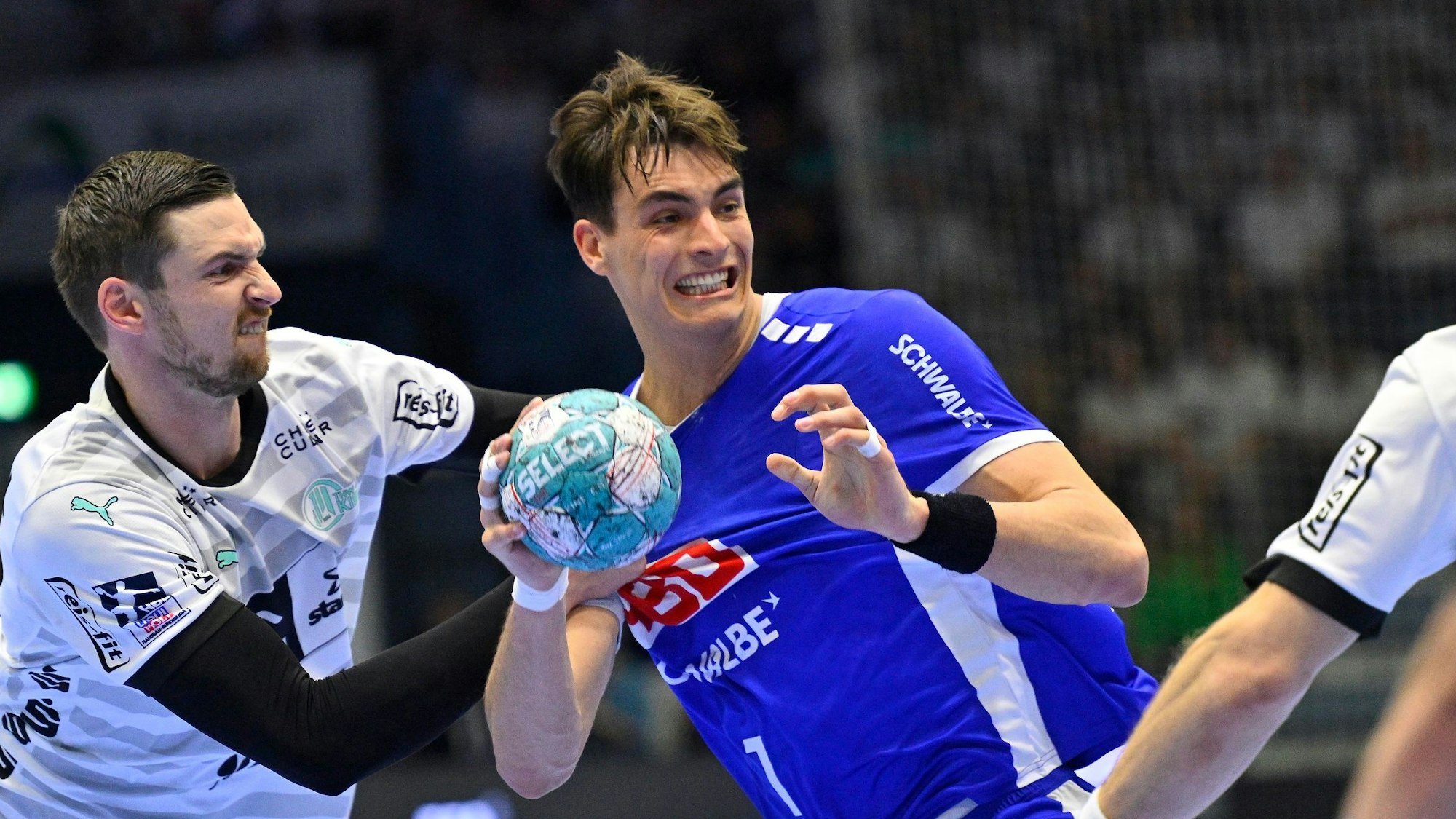 VfL-Kapitän Julian Köster will sich mit dem Ball durchsetzen, der Kieler Hendrik Pekeler will ihn daran hindern.