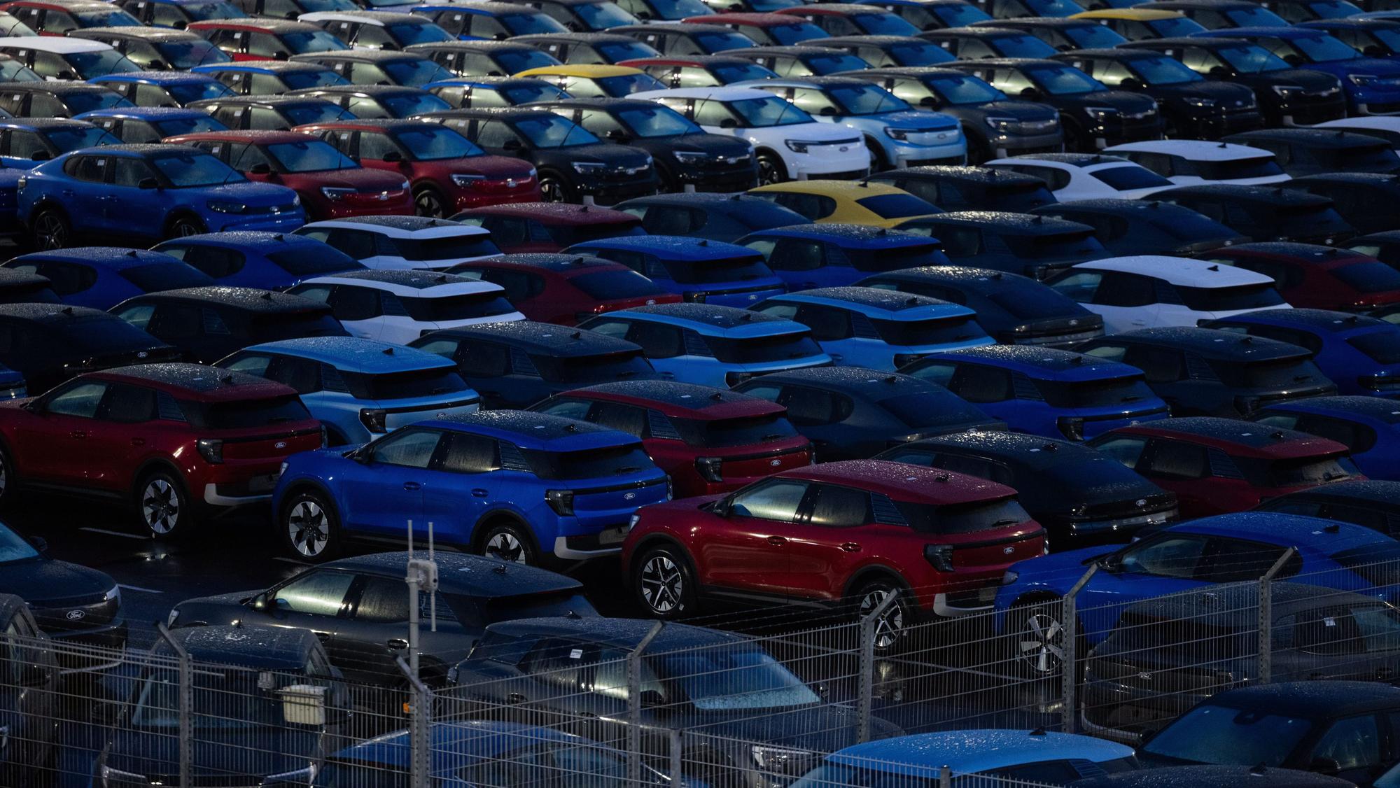 Elektroautos vom Typ Explorer und Capri stehen auf dem Werksgelände der Ford-Werke in Köln-Niehl.