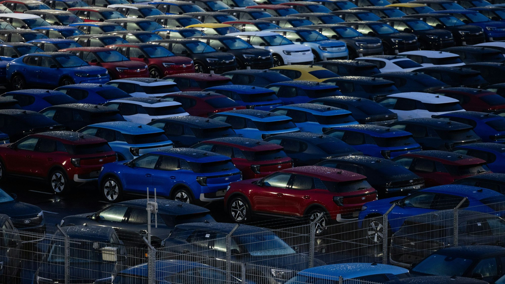 Elektroautos vom Typ Explorer und Capri stehen auf dem Werksgelände der Ford-Werke in Köln-Niehl.
