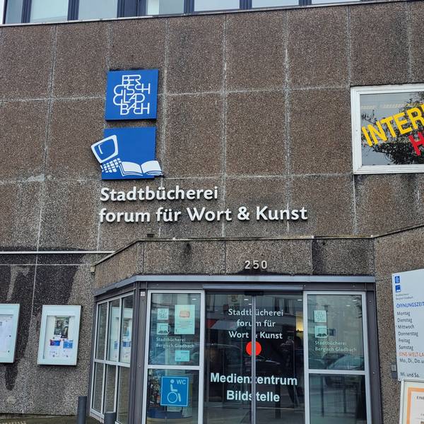 Die Stadtbücherei hat eine Betonplattenfassade.