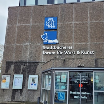 Das Foto zeigt die Stadtbücherei in Bergisch Gladbach
