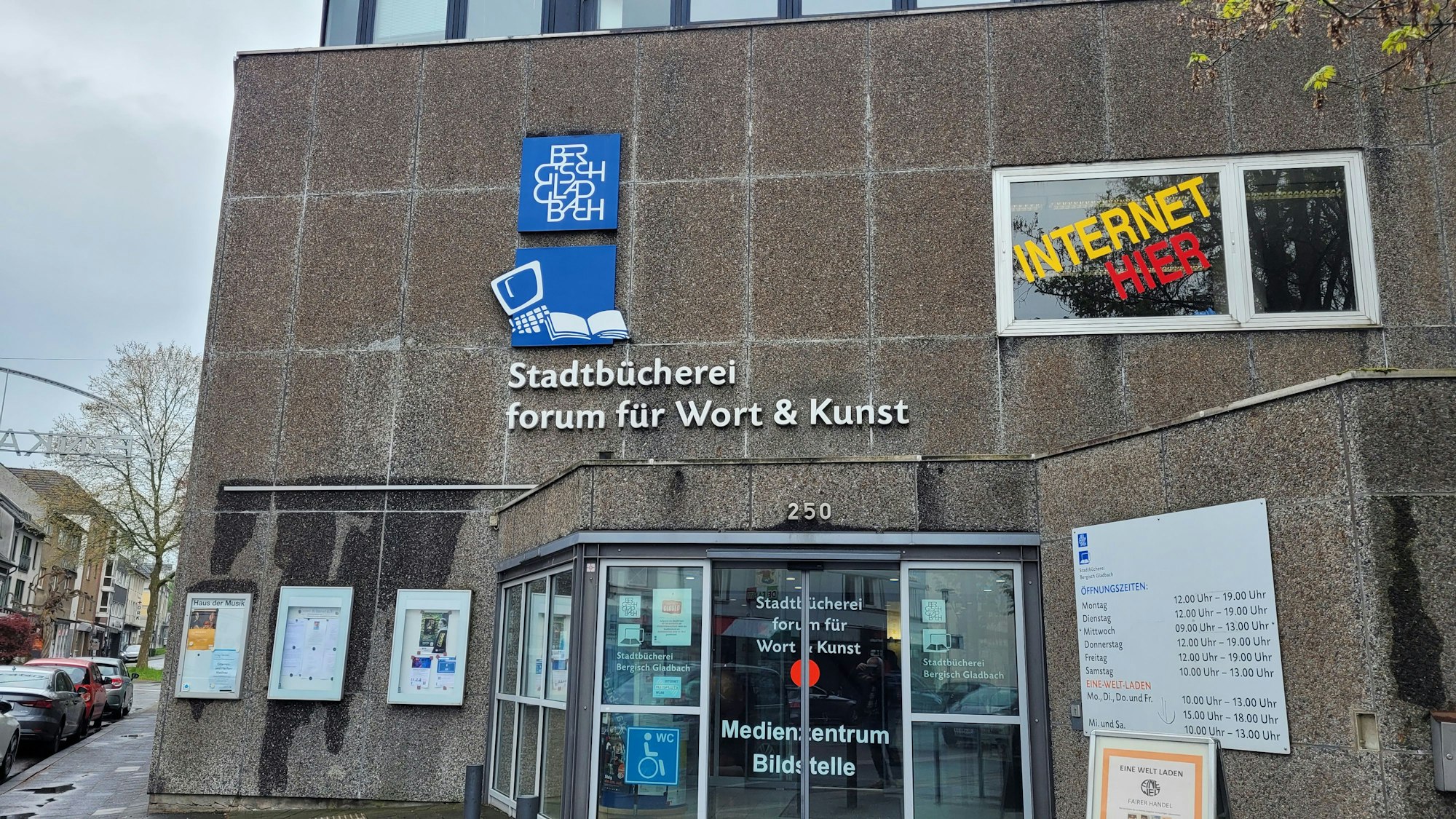 Das Foto zeigt die Stadtbücherei in Bergisch Gladbach
