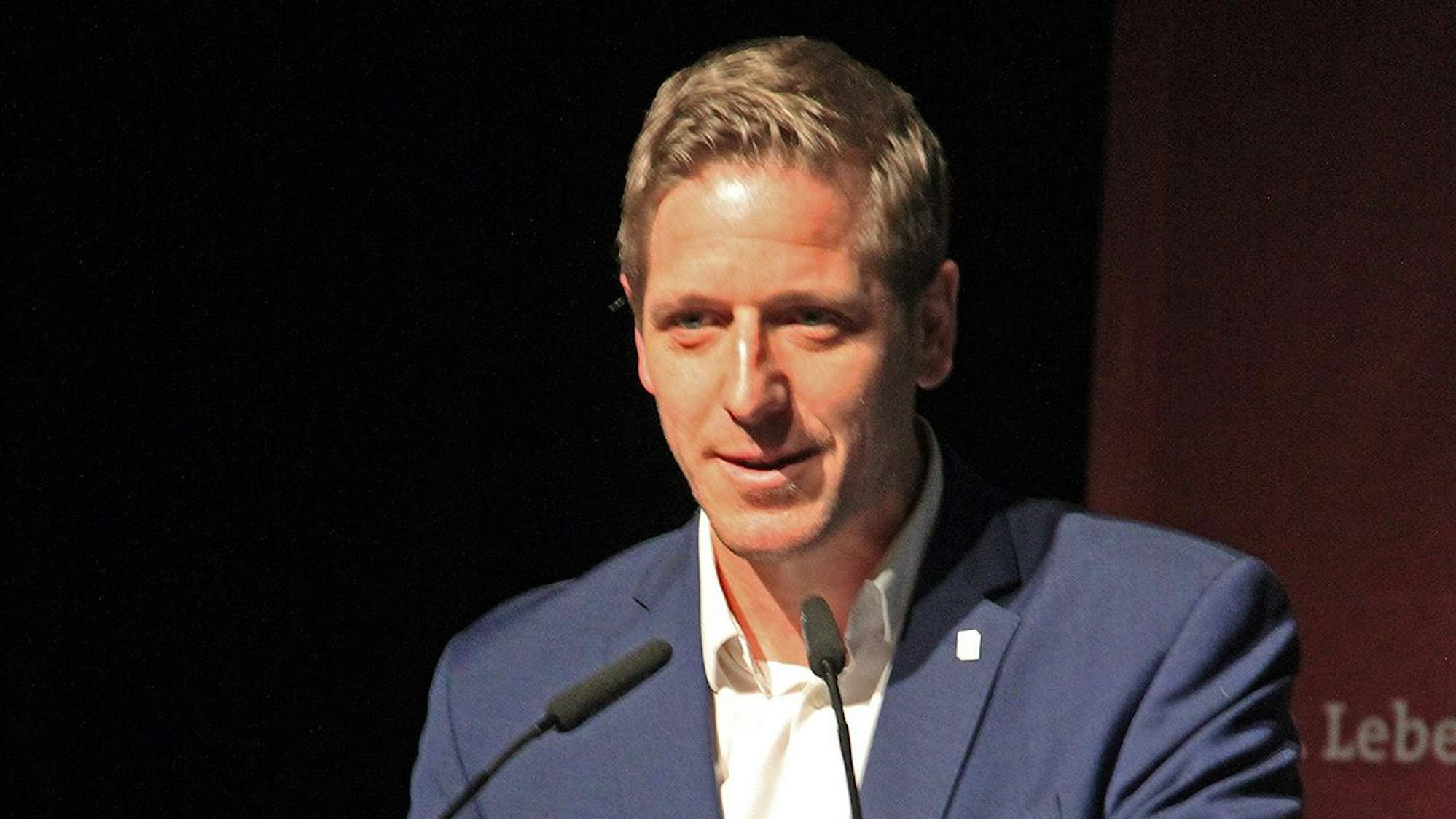 Landrat Markus Ramers steht im Anzug hinter einem Pult und spricht in ein Mikrofon.