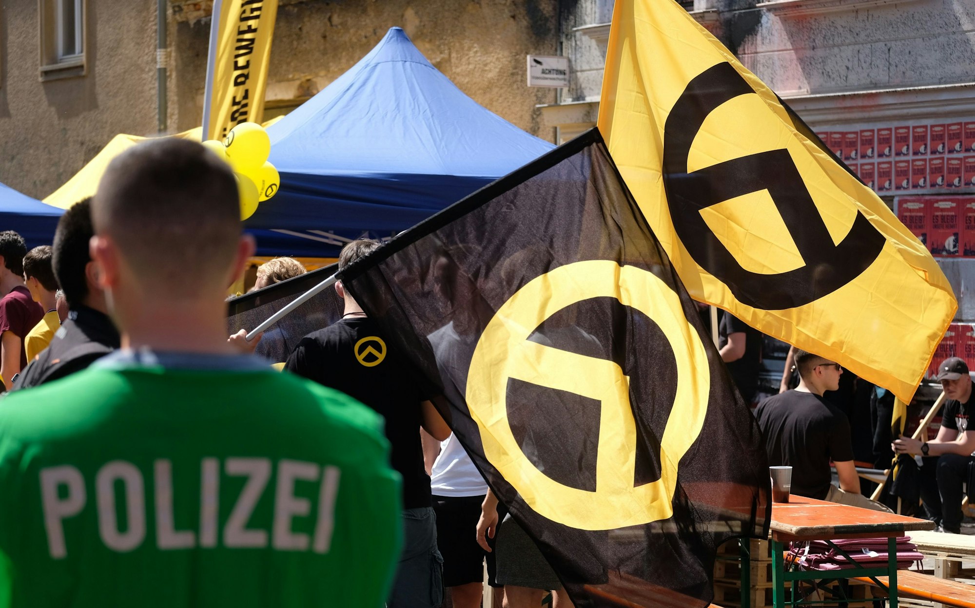 Ein Polizist beobachtet Teilnehmer einer Versammlung der rechtsextremen Identitären Bewegung. +++ dpa-Bildfunk +++