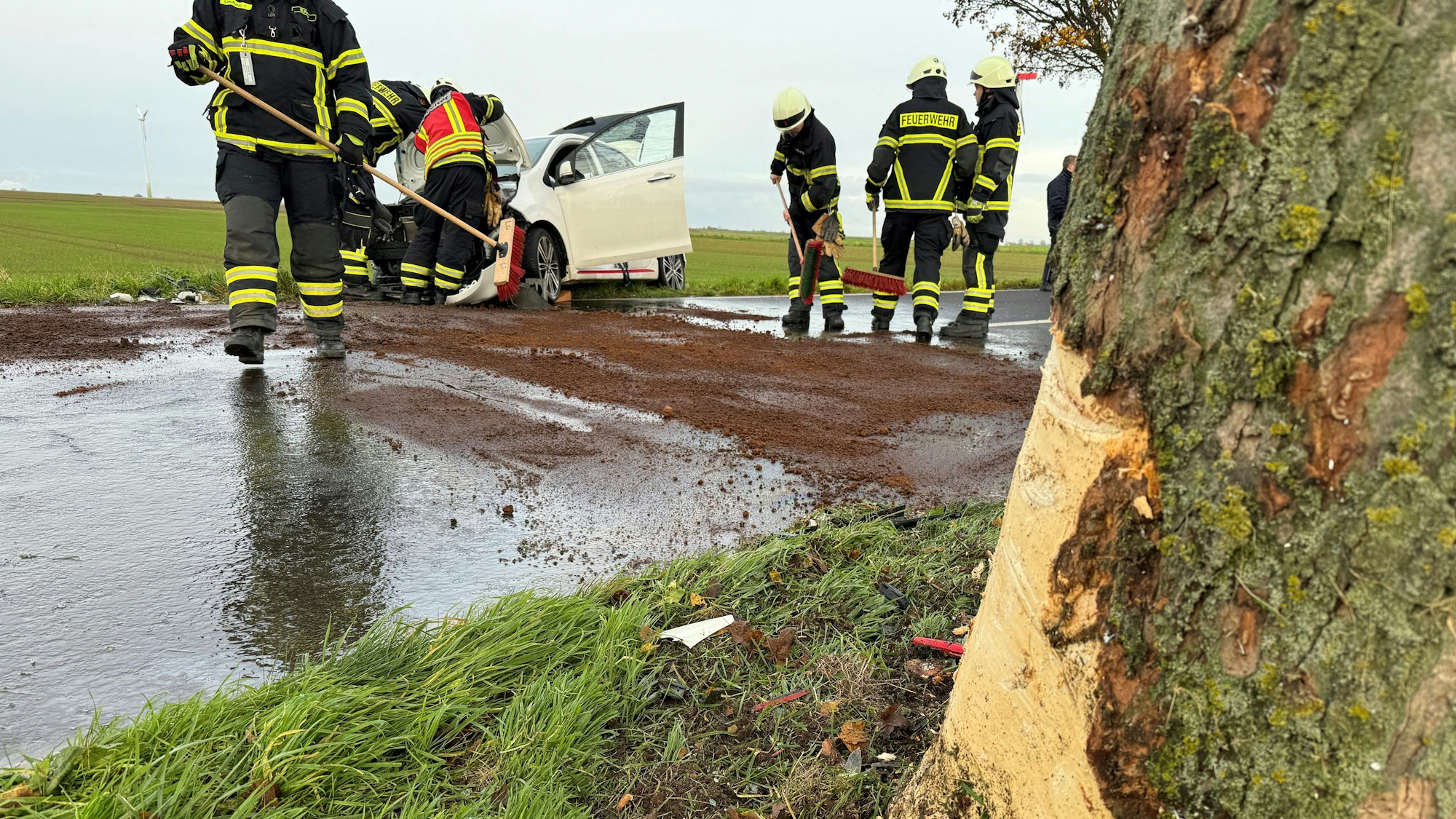 Einsatzkräfte der Feuerwehr an der Unfallstelle in Erftstadt.