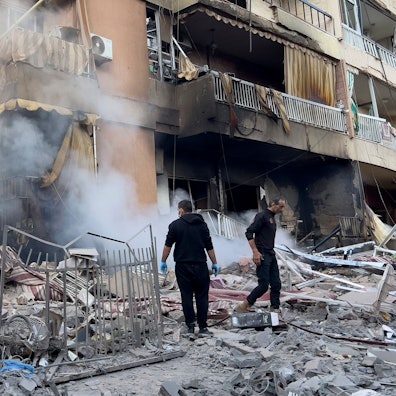 Libanon: Feuerwehrleute überprüfen ein zerstörtes Gebäude, das bei einem israelischen Luftangriff auf Beirut getroffen wurde.