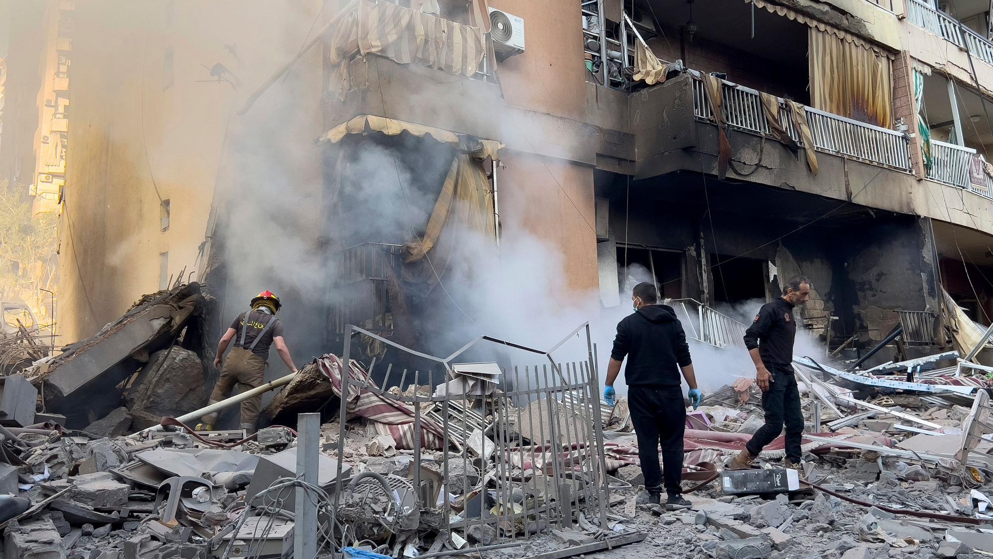 Libanon: Feuerwehrleute überprüfen ein zerstörtes Gebäude, das bei einem israelischen Luftangriff auf Beirut getroffen wurde.