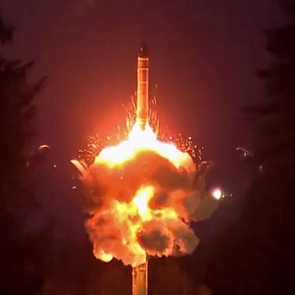Eine russische Interkontinentalrakete des Typs Yars wird bei einer Übung abgefeuert. Laut der Ukraine hat Russland erstmals eine Interkontinentalrakete im Krieg eingesetzt. (Archivbild)