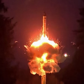 Eine russische Interkontinentalrakete des Typs Yars wird bei einer Übung abgefeuert. Laut der Ukraine hat Russland erstmals eine Interkontinentalrakete im Krieg eingesetzt. (Archivbild)