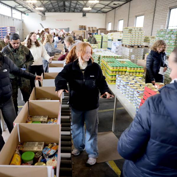 Helfen gerne: Schülerinnen des Kölner Ursulinengymnasiums und Soldaten der Bundeswehr bei der Packaktion.
