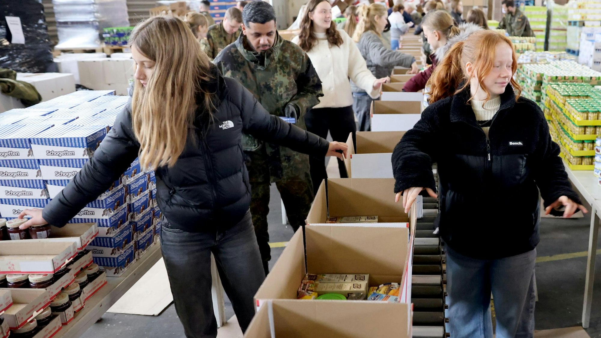 Helfen gerne: Schülerinnen des Kölner Ursulinengymnasiums und Soldaten der Bundeswehr bei der Packaktion.