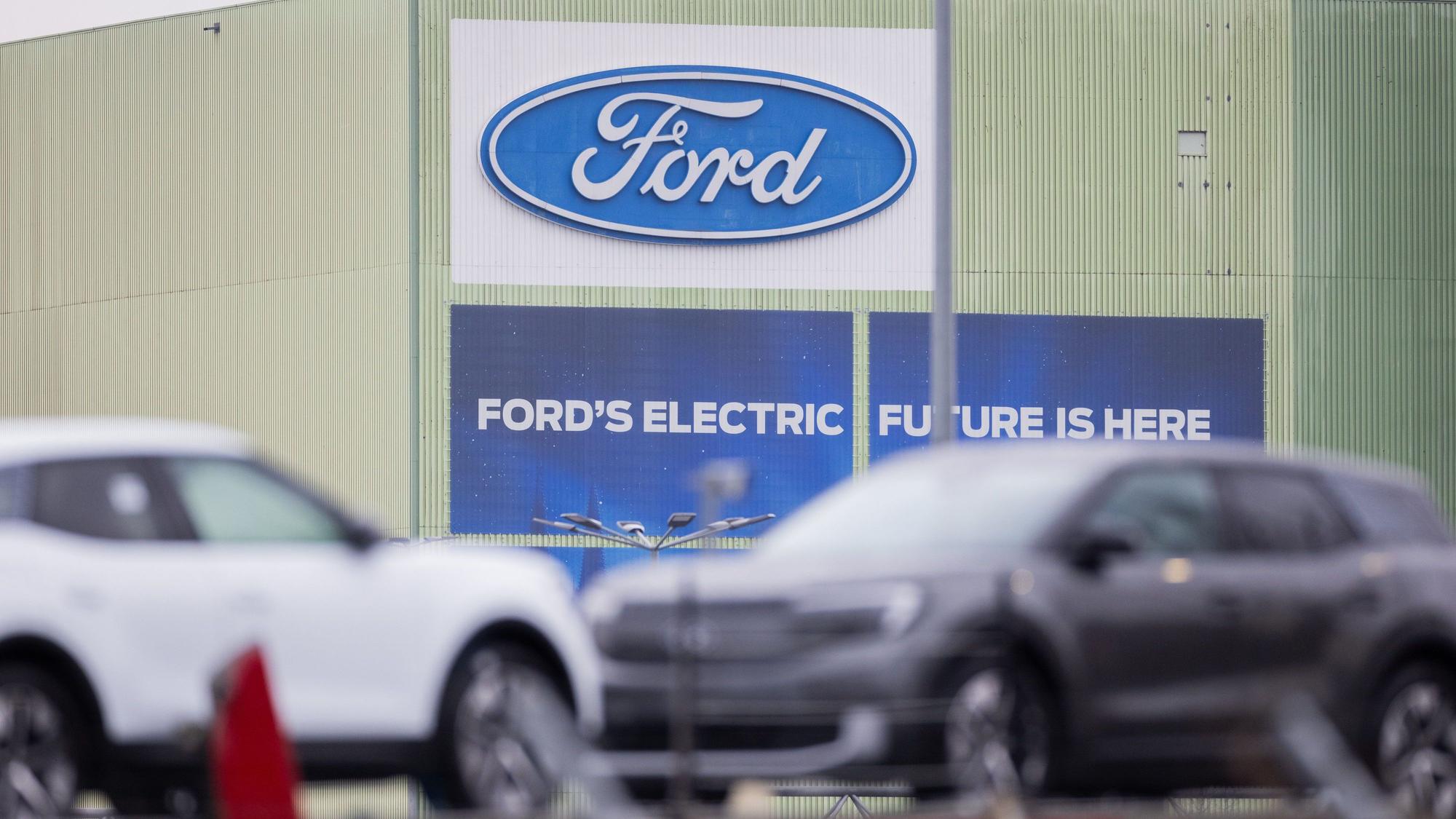 Ford Elektroautos vom Typ Explorer stehen auf Autotransportern auf dem Werksgelände von Ford in Köln.