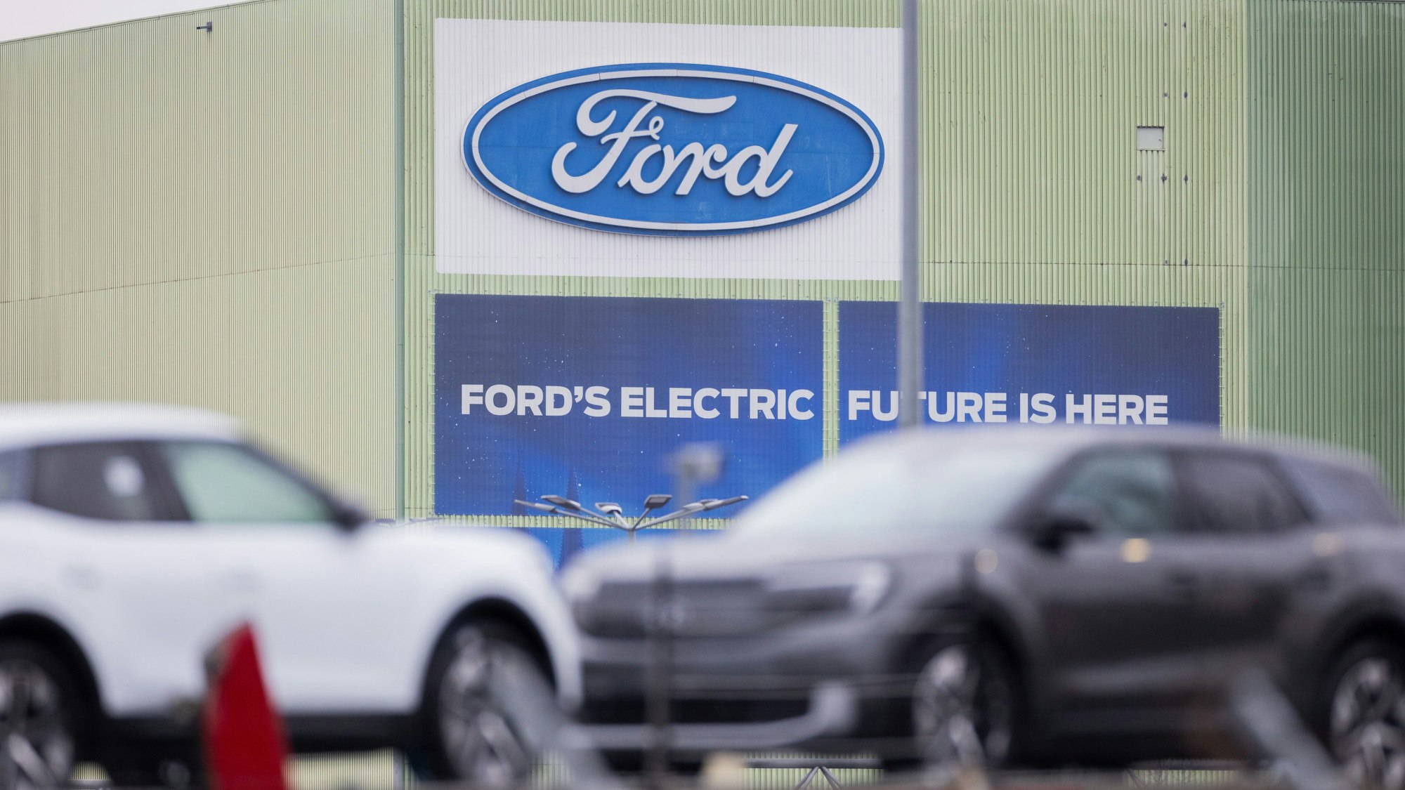 Ford Elektroautos vom Typ Explorer stehen auf Autotransportern auf dem Werksgelände von Ford in Köln.