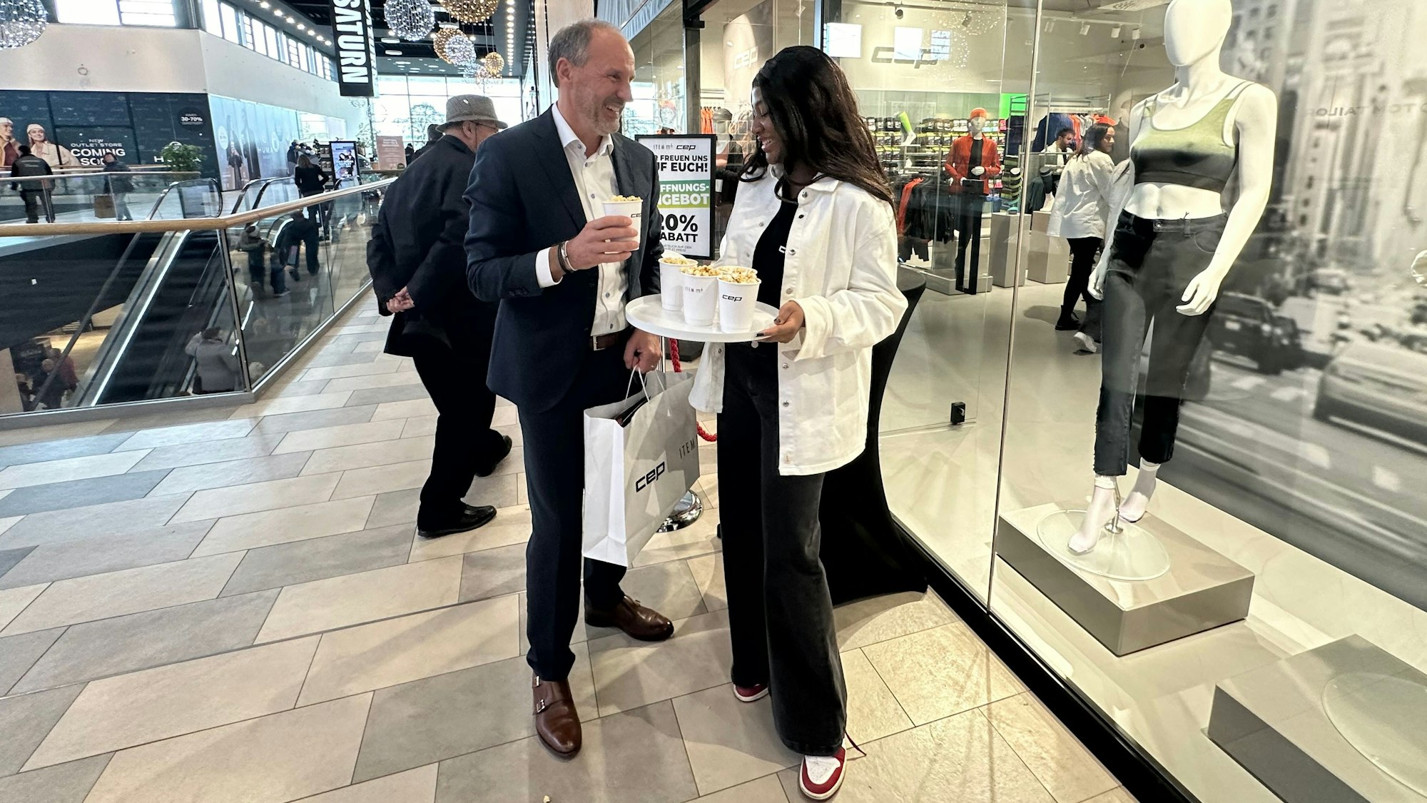 Michael Haslinger im Gespräch mit Sarah Enkosi vor dem Shop von „Item m6“ auf der Outletebene im Huma.