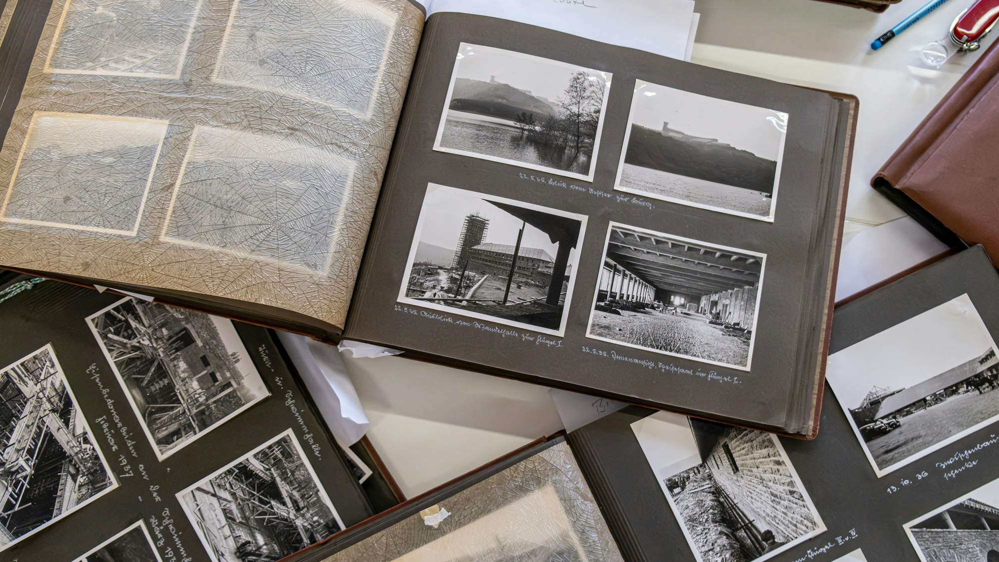 Blick auf die neben- und übereinander liegenden Fotoalben.