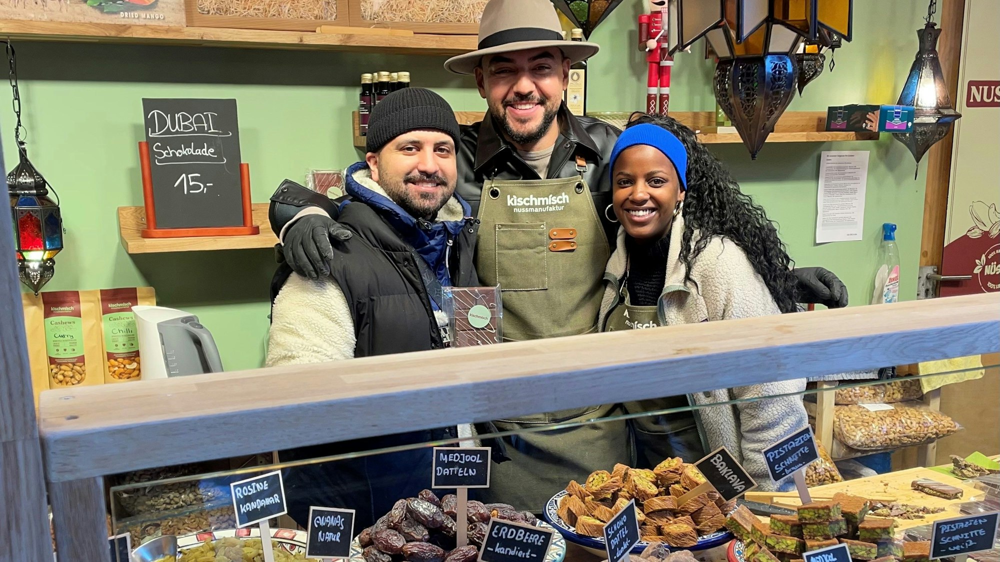 Auch auf dem Weihnachtsmarkt ist die Dubai-Schokolade angekommen – Die Firma Kischmisch gibt Kostproben am Dom.