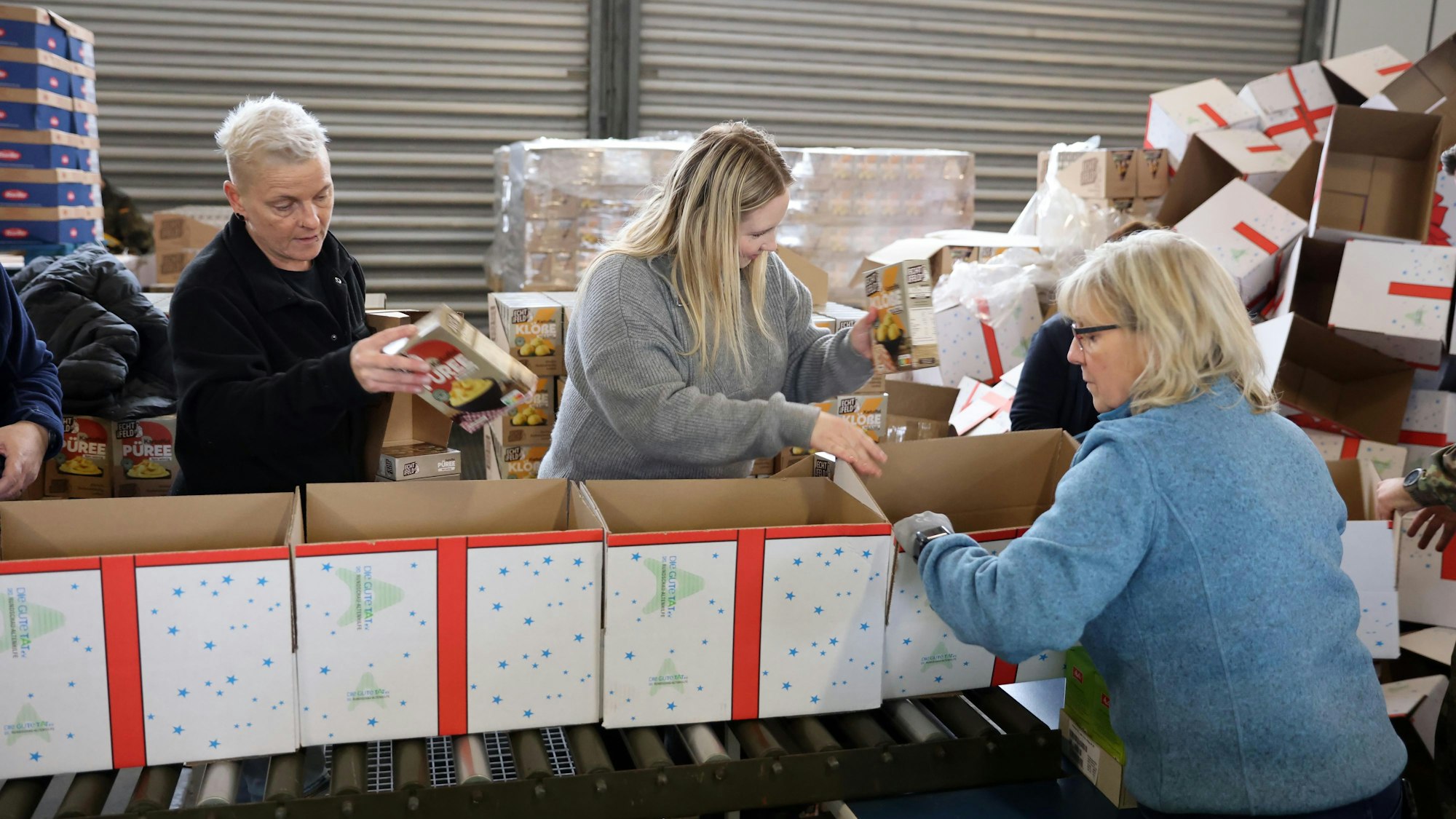 Experten am Fließband: Viele freiwillige Helfer kommen jedes Jahr wieder.