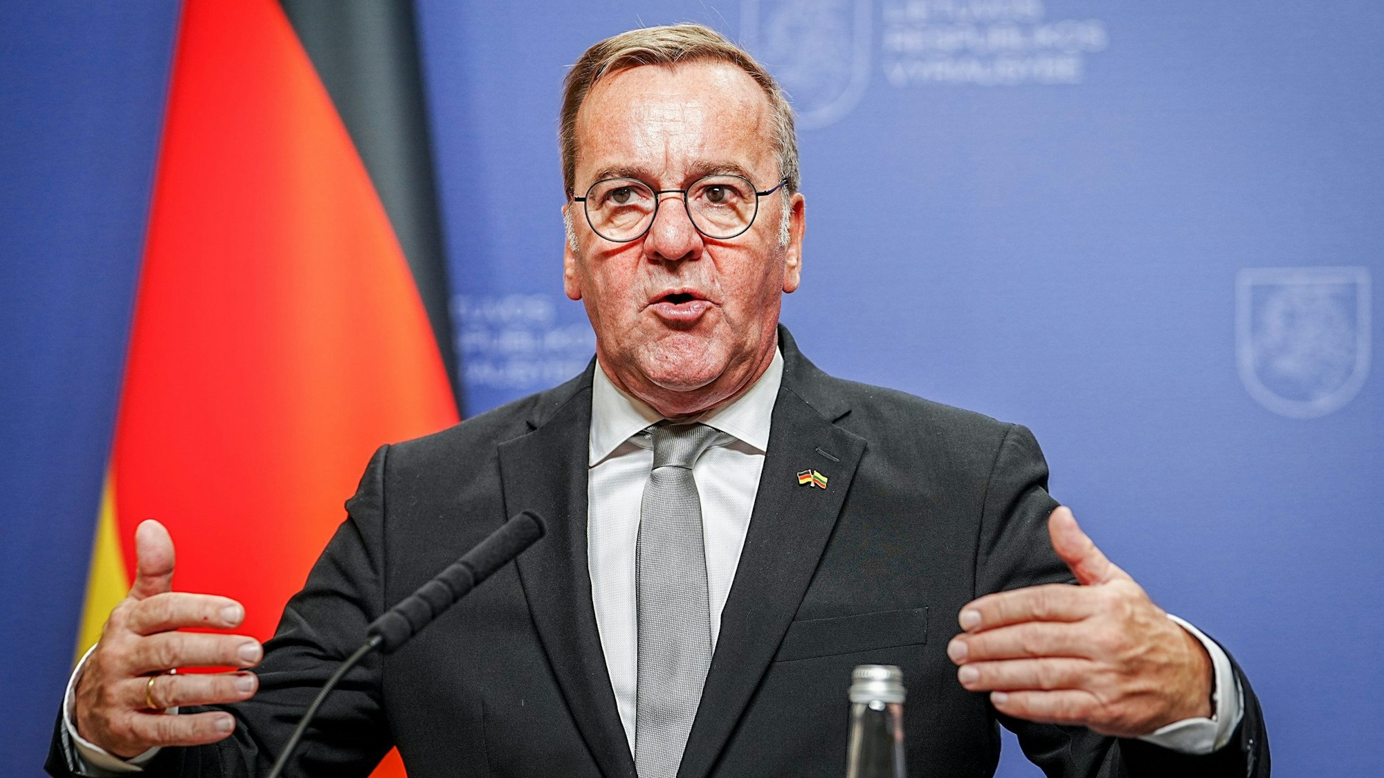 ARCHIV - 26.09.2024, Litauen, Vilnius: Boris Pistorius (SPD), Bundesminister der Verteidigung, gibt nach seiner Rede im litauischen Parlament eine Pressekonferenz. Pistorius steht nicht für eine SPD-Kanzlerkandidatur zur Verfügung. Foto: Kay Nietfeld/dpa +++ dpa-Bildfunk +++