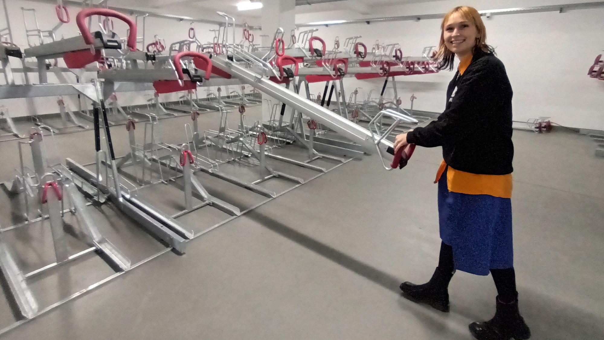 Eine Frau in einer Fahrradgarage