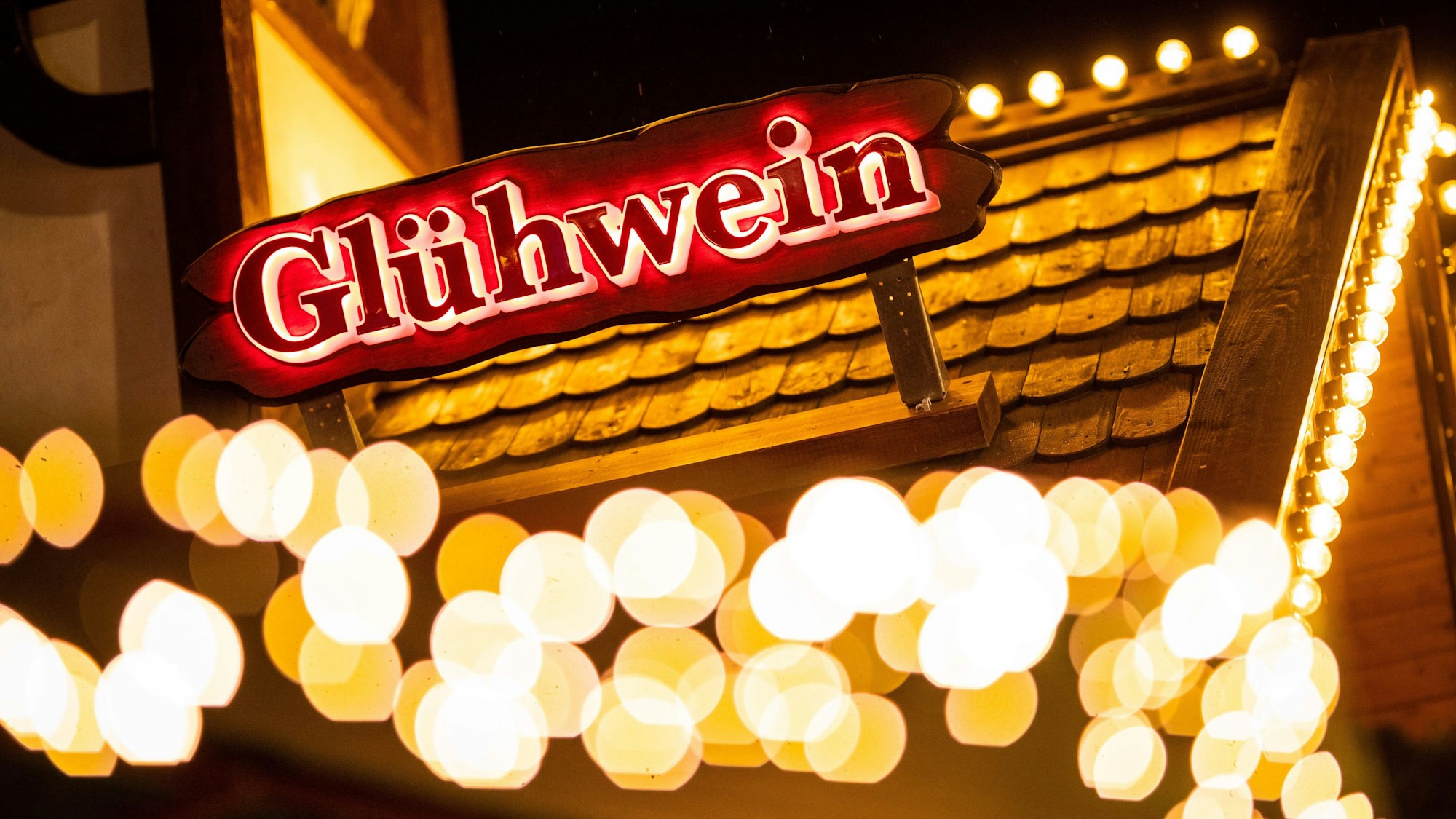 „Glühwein“ steht auf dem Dach eines Glühweinstandes geschrieben.