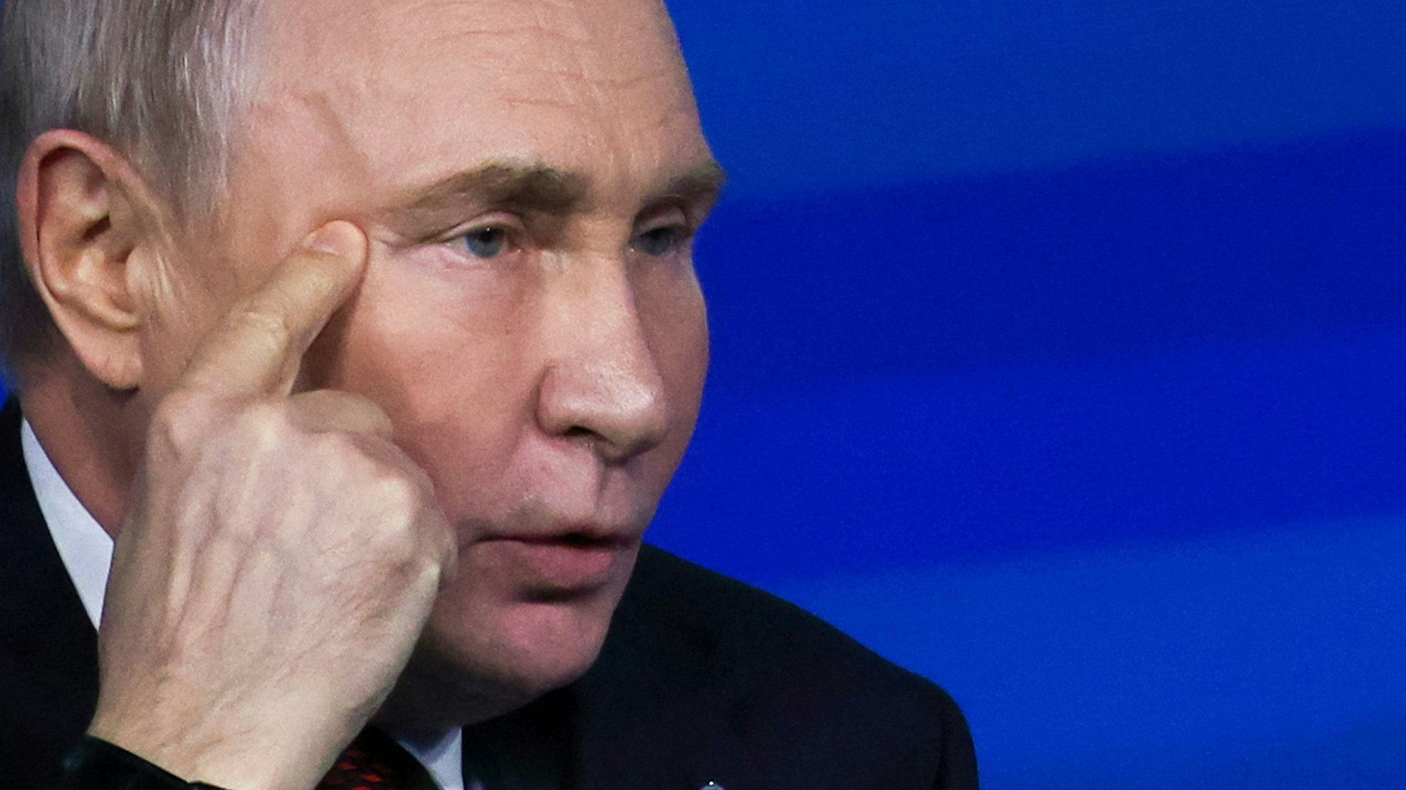 Der russische Präsident Wladimir Putin spricht während eines Treffens mit Außenpolitikexperten in Sotschi. (Archivbild)