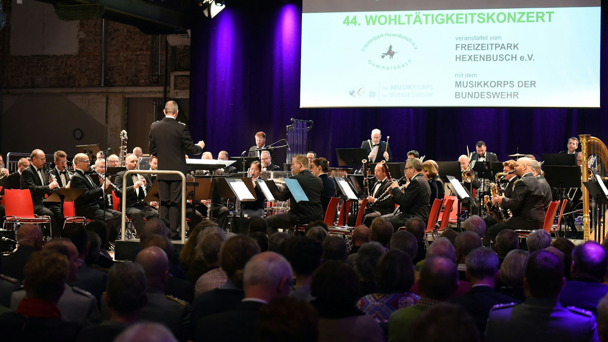 Das Wohltätigkeitskonzert des Musikkorps der Bundeswehr veranstaltet von Hexenbusch Park in der Halle 32.