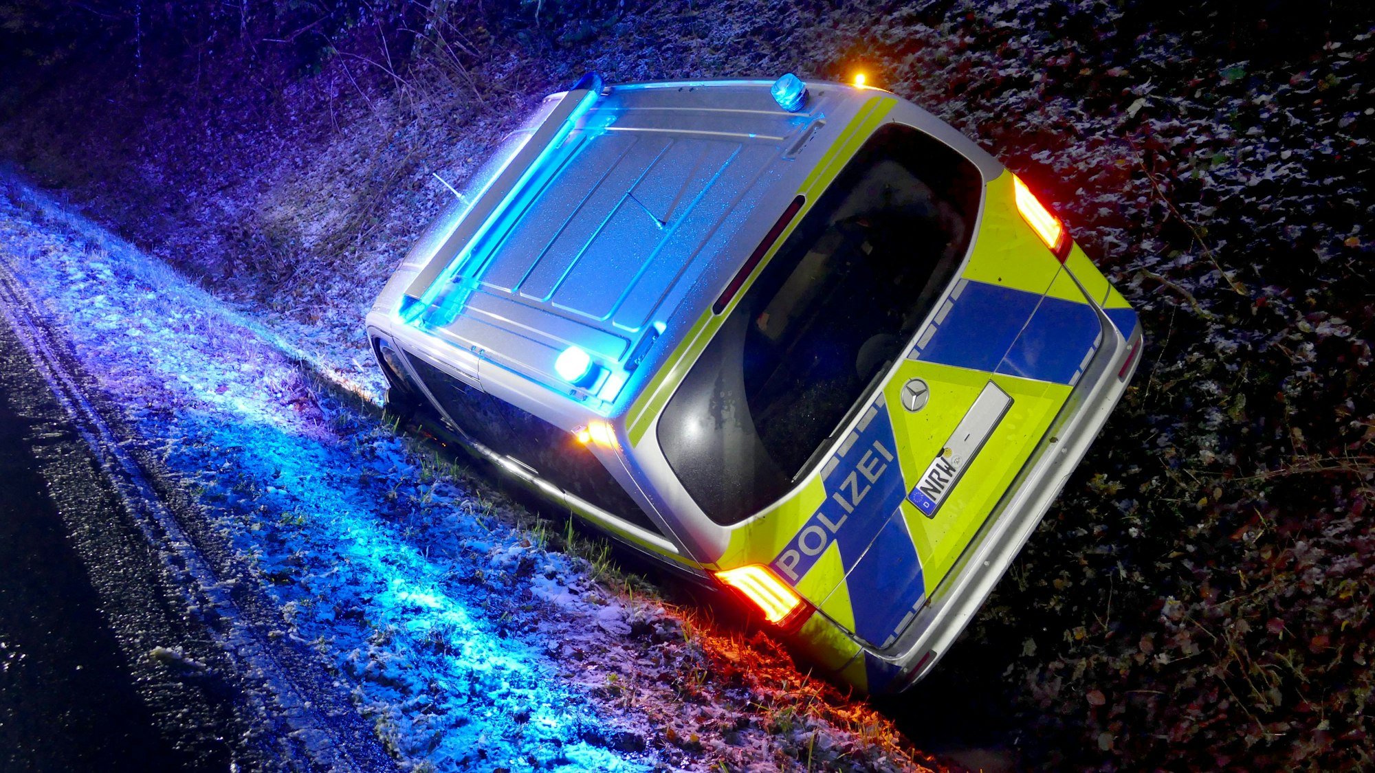 Auf dem Weg zu einem Unfall rutschte der Streifenwagen auf schneeglatter Straße in den Graben.