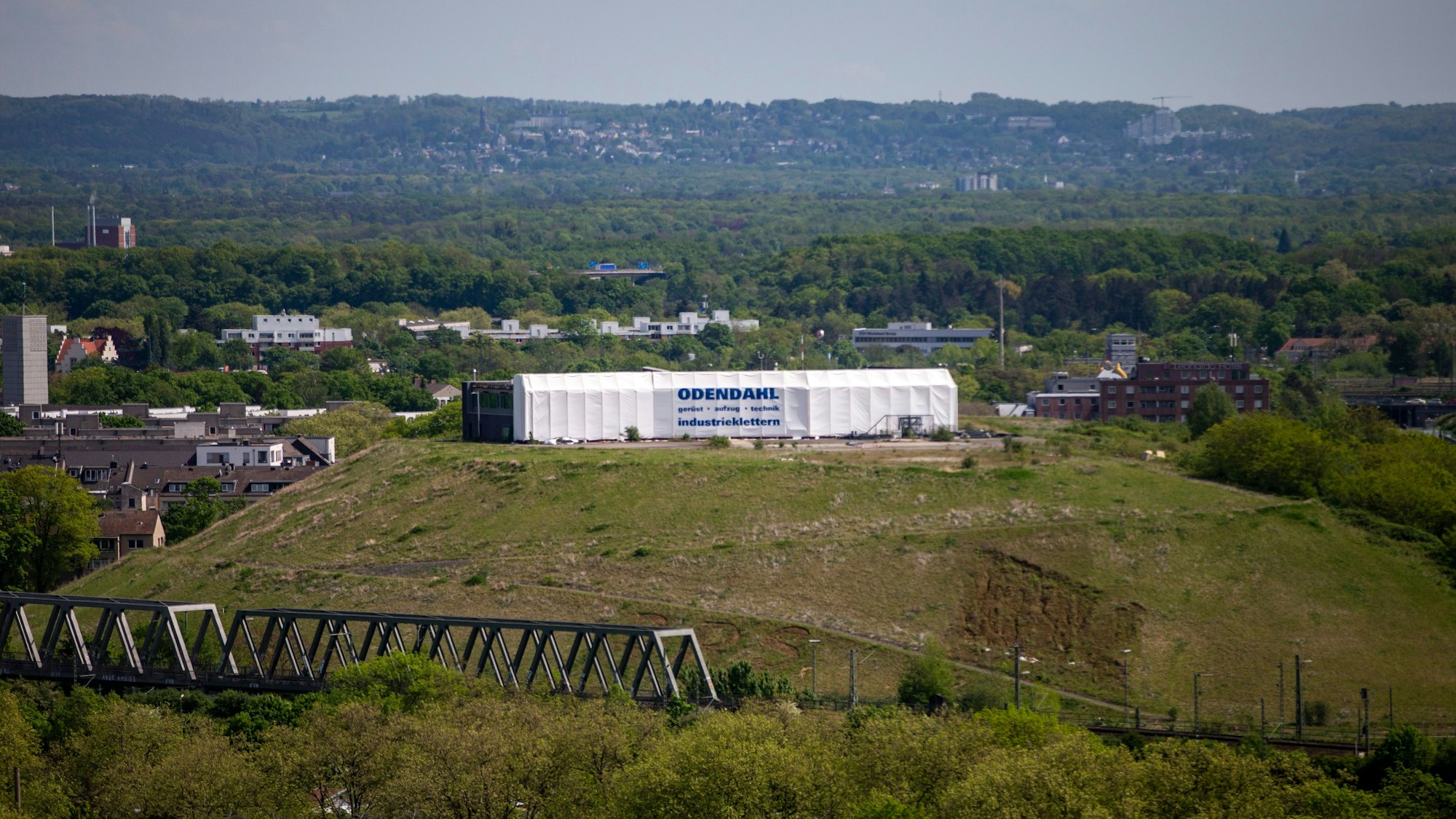 Die unfertige Hubschrauberstation steht eingerüstet auf dem Kalkberg.