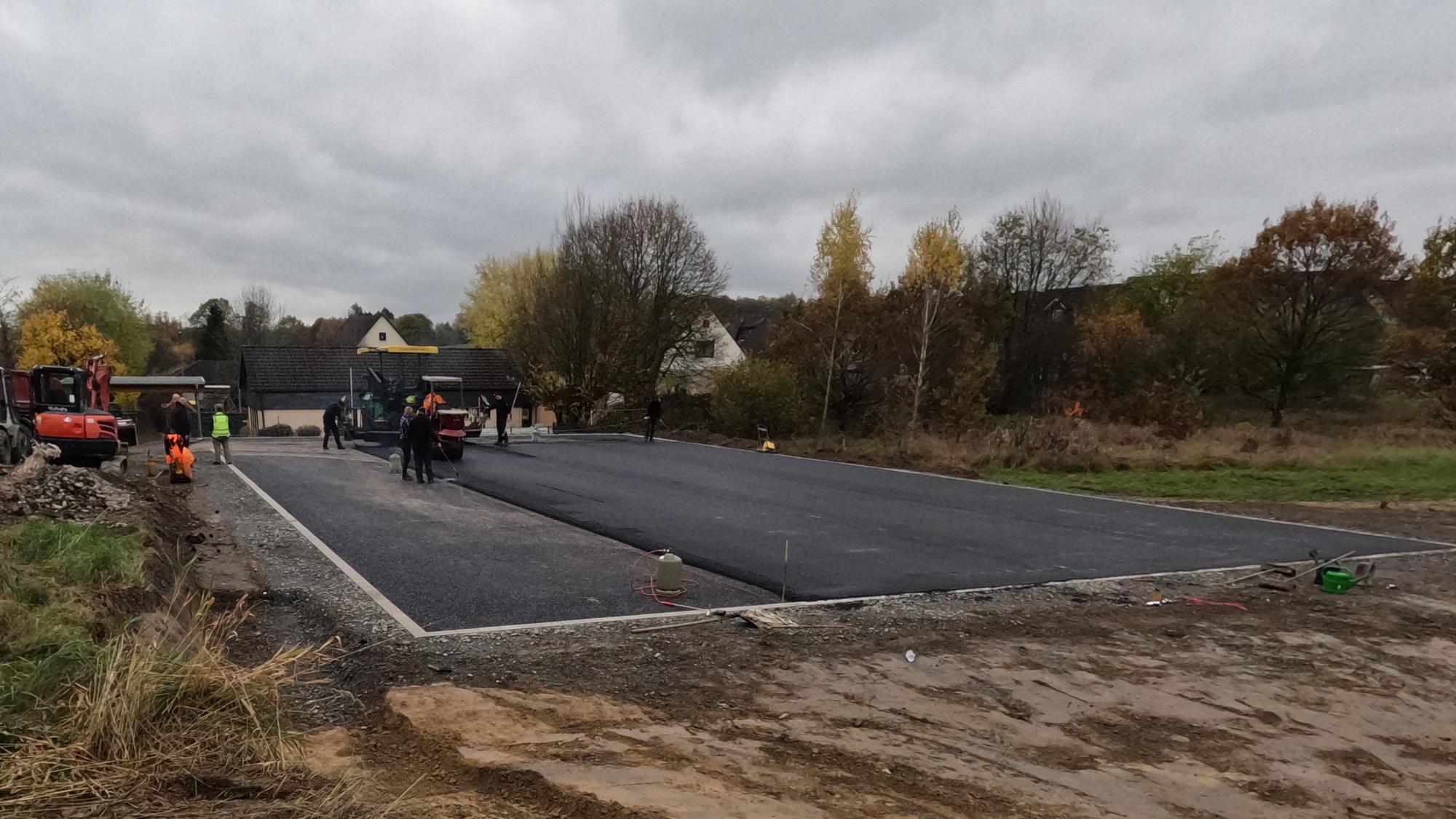 An der Mecklenburger Straße im Waldbröler Stadtteil Eichen, wird derzeit ein Kleinspielfeld angelegt. Darauf können verschiedene Sportarten ausgeübt werden.