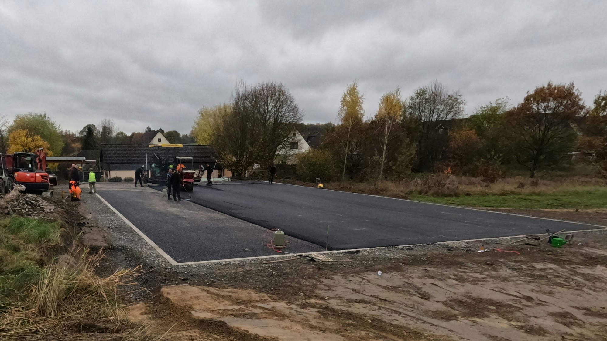 An der Mecklenburger Straße im Waldbröler Stadtteil Eichen, wird derzeit ein Kleinspielfeld angelegt. Darauf können verschiedene Sportarten ausgeübt werden.