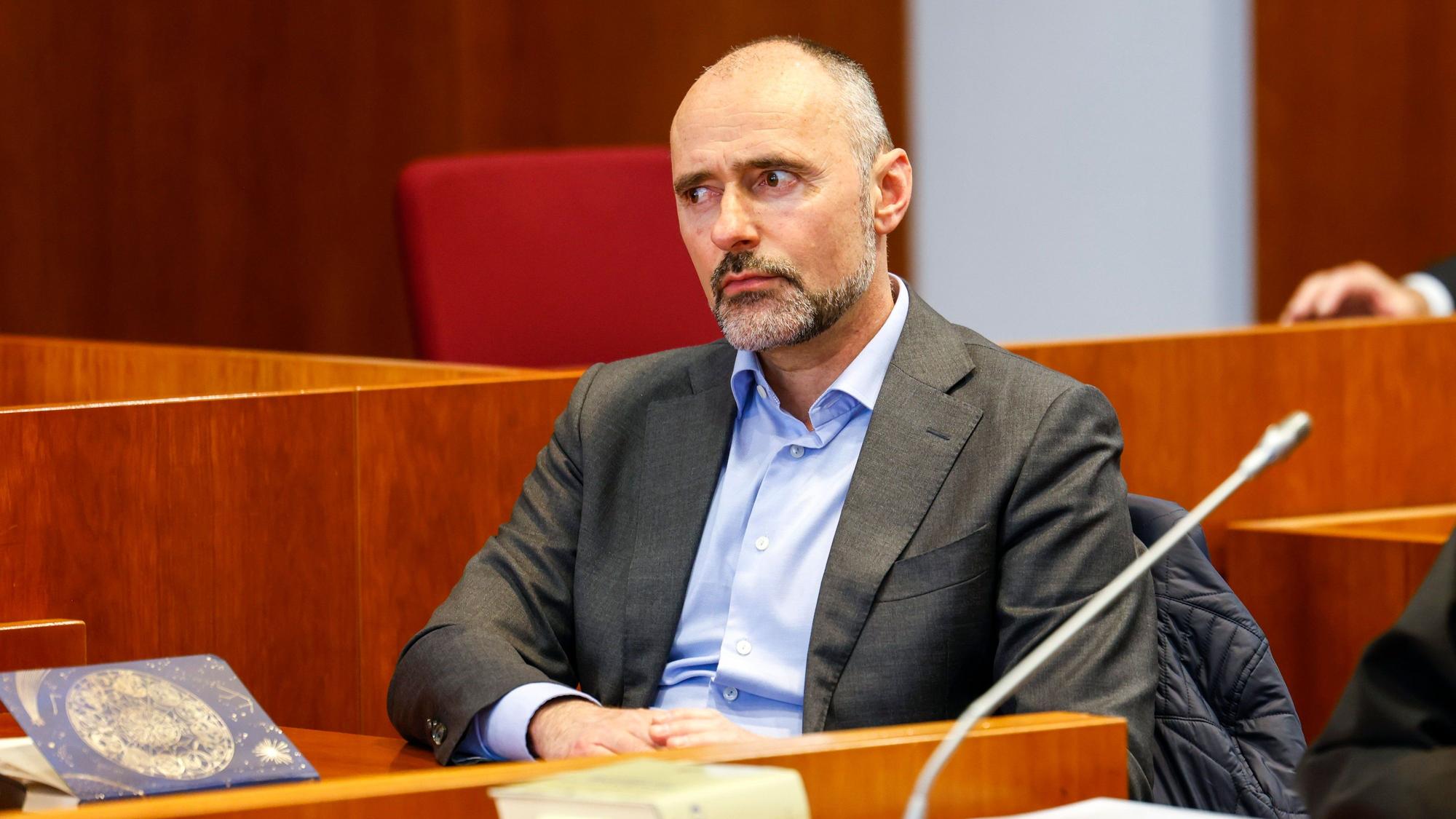 Bonn: Der angeklagte Anwalt Kai-Uwe Steck sitzt im Gerichtssaal des Landgerichts. Im größten Steuerskandal der Bundesrepublik, den illegalen Cum-Ex-Aktiengeschäften, hat vor dem Bonner Landgericht ein Strafprozess gegen eine der Schlüsselfiguren begonnen.