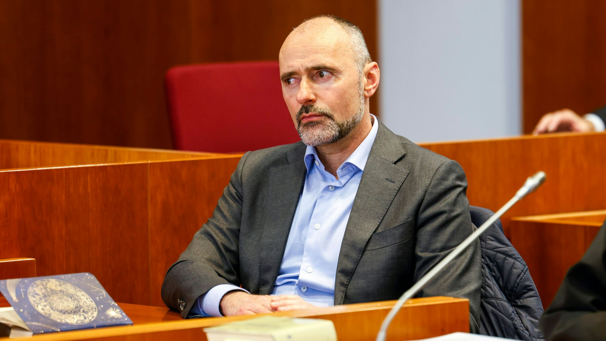 Bonn: Der angeklagte Anwalt Kai-Uwe Steck sitzt im Gerichtssaal des Landgerichts. Im größten Steuerskandal der Bundesrepublik, den illegalen Cum-Ex-Aktiengeschäften, hat vor dem Bonner Landgericht ein Strafprozess gegen eine der Schlüsselfiguren begonnen.