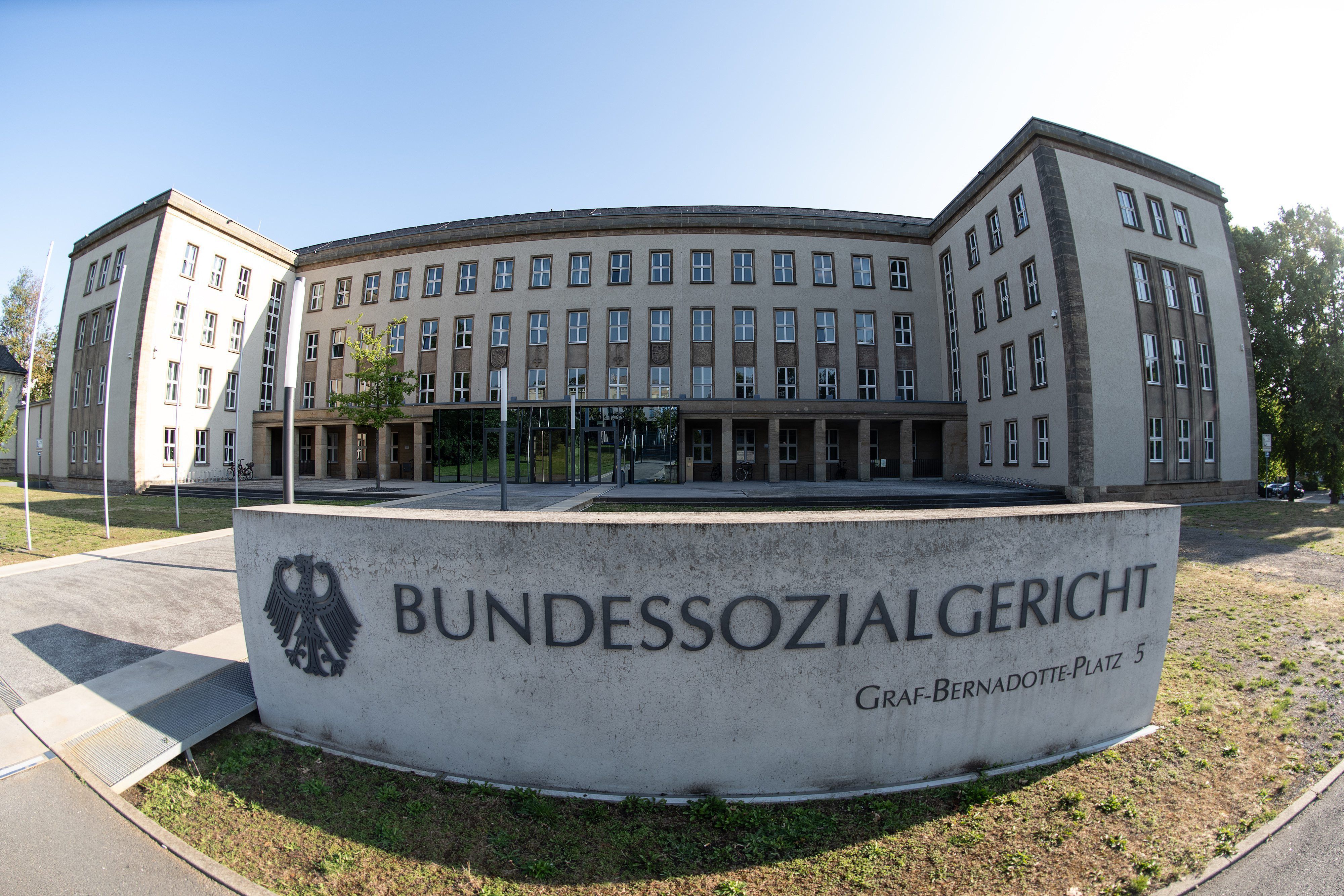 ARCHIV - 06.07.2023, Hessen, Kassel: Blick auf das Bundessozialgericht in Kassel. (zu dpa: «Elternunterhalt: Gericht begrenzt Auskunftspflicht») Foto: Swen Pförtner/dpa +++ dpa-Bildfunk +++