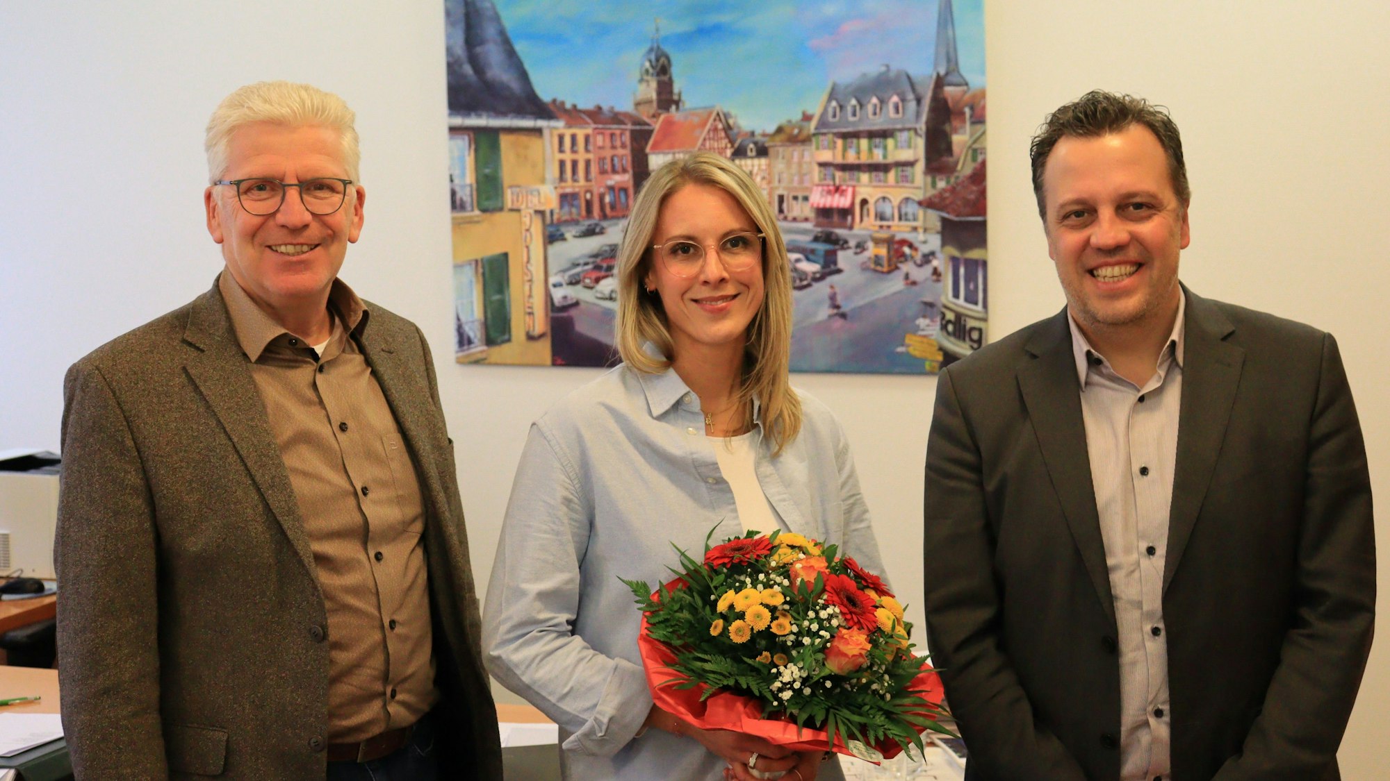 Alfred Jaax und Sacha Reichelt haben Jennifer Corsten in ihre Mitte genommen. Sie hält einen Blumenstrauß in den Händen.